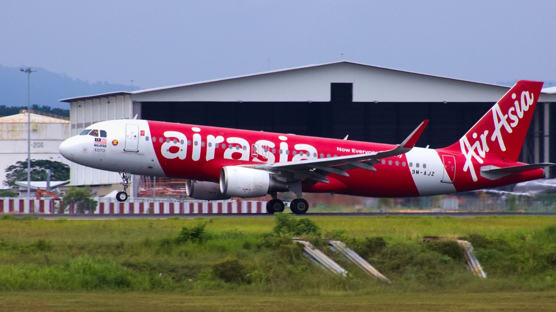 File:AirAsia aircraft A320 with registration 9M-AJZ landed on runway 32L at KLIA.jpg