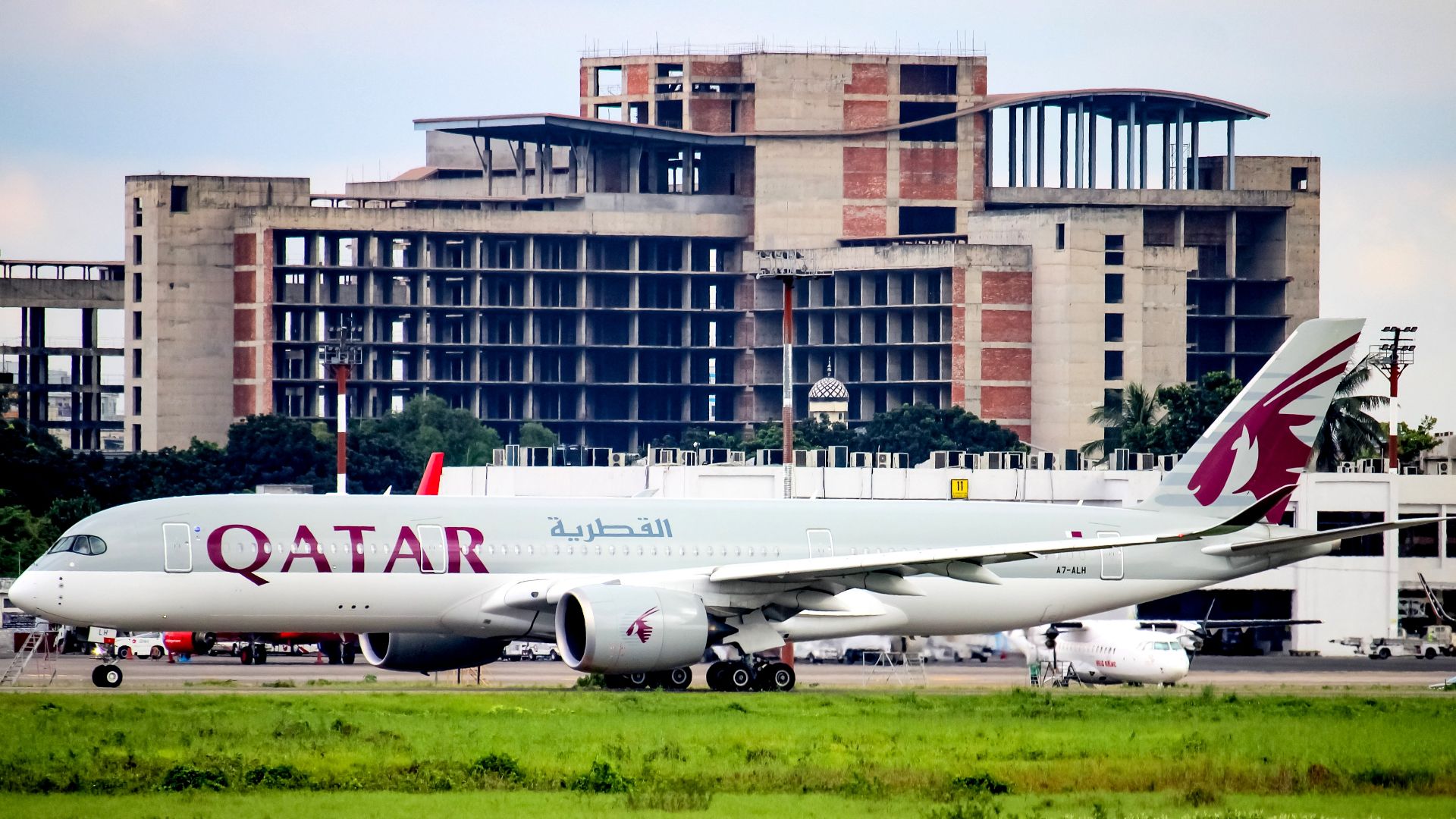 File:Qatar Airways Airbus A350-900 Reg (A7-ALH).jpg
