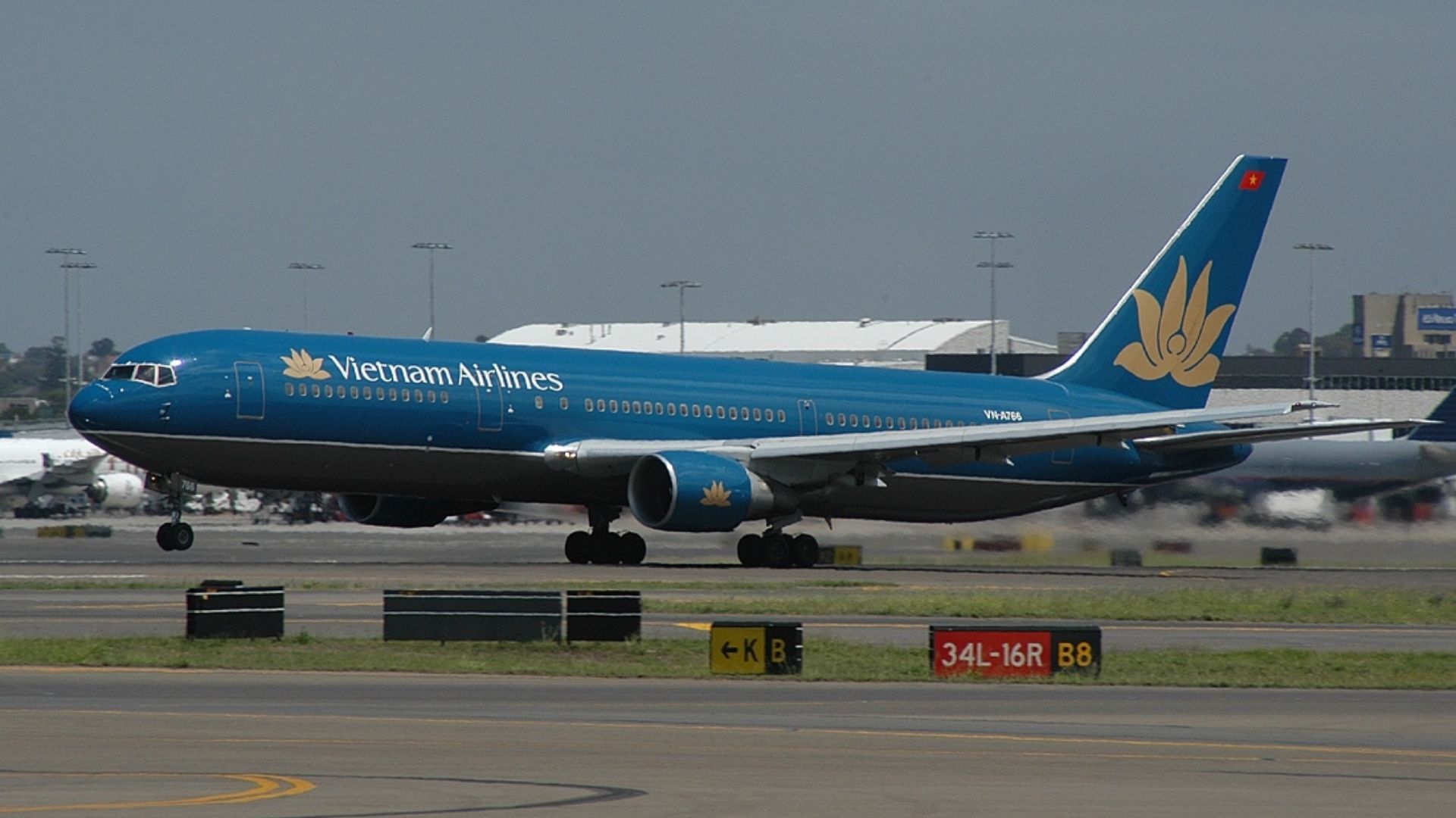 File:Boeing 767-33A-ER, Vietnam Airlines AN0309055.jpg