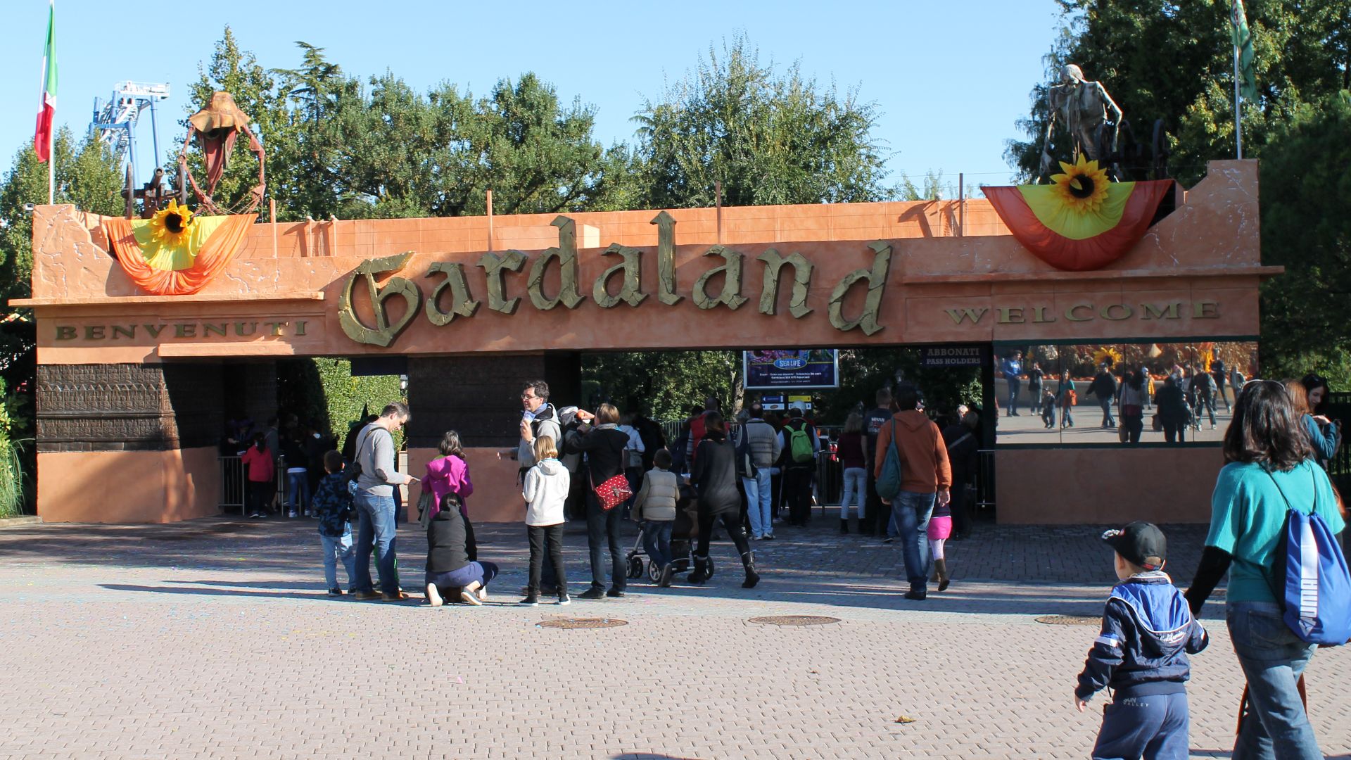 File:Ingresso del Gardaland Park.jpg