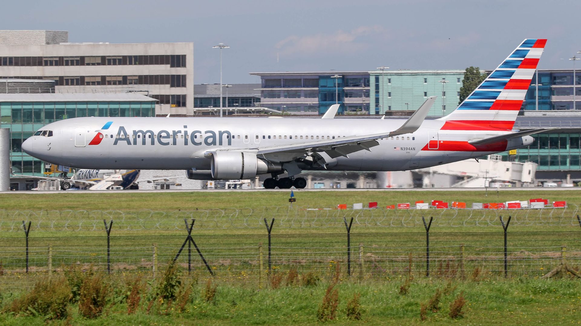 File:N394AN American Airlines B767 (28417021905).jpg