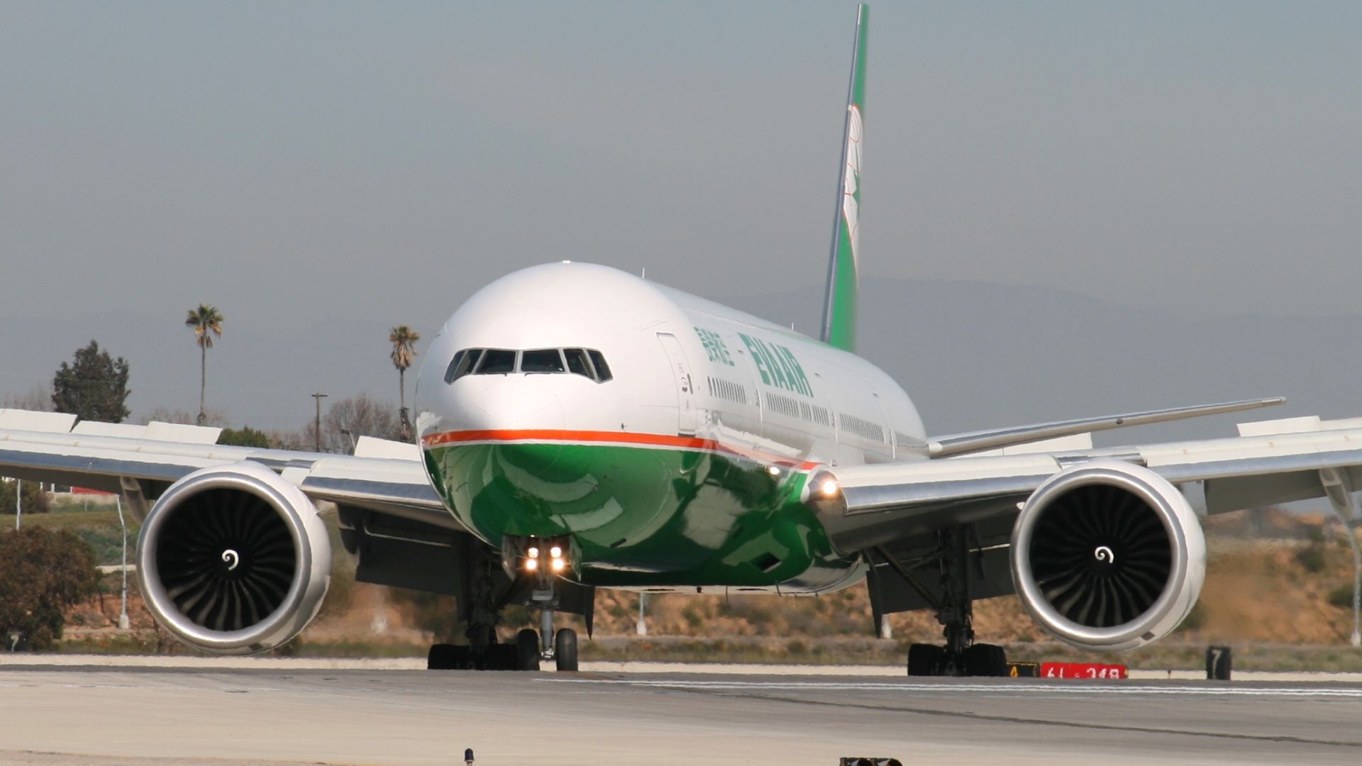 File:EVA Air Boeing 777-300ER at Los Angeles International Airport (1).jpg