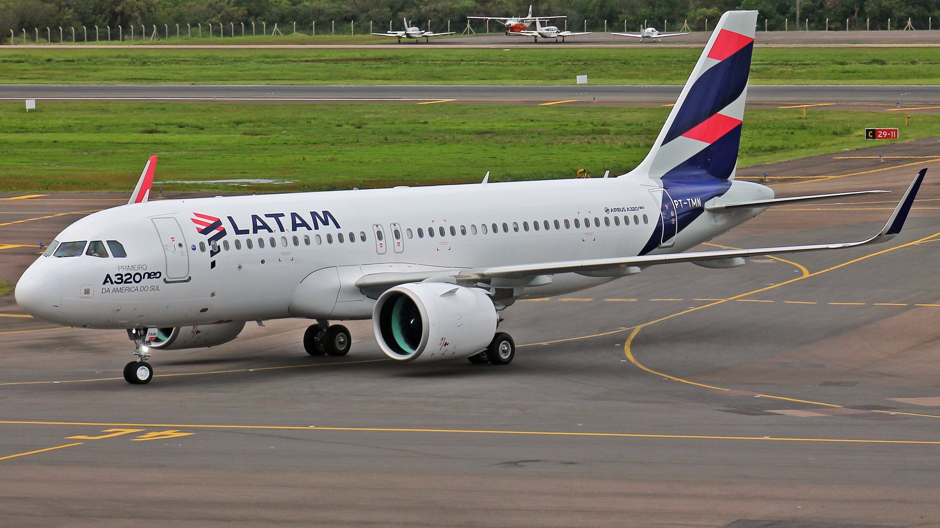 File:A320neo LATAM (30934637733).jpg