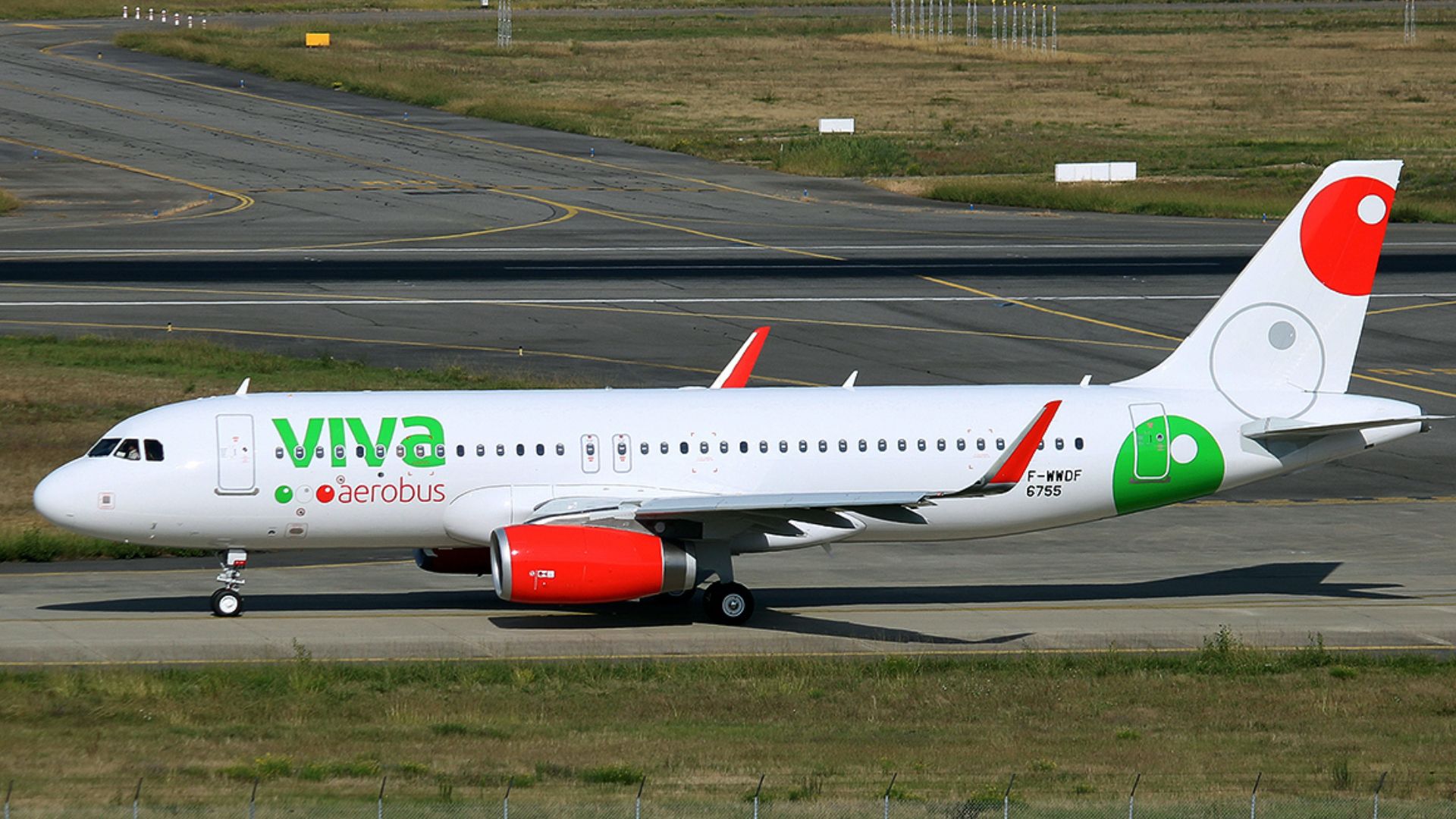 File:VivaAerobus Airbus A320 at Toulouse.jpg