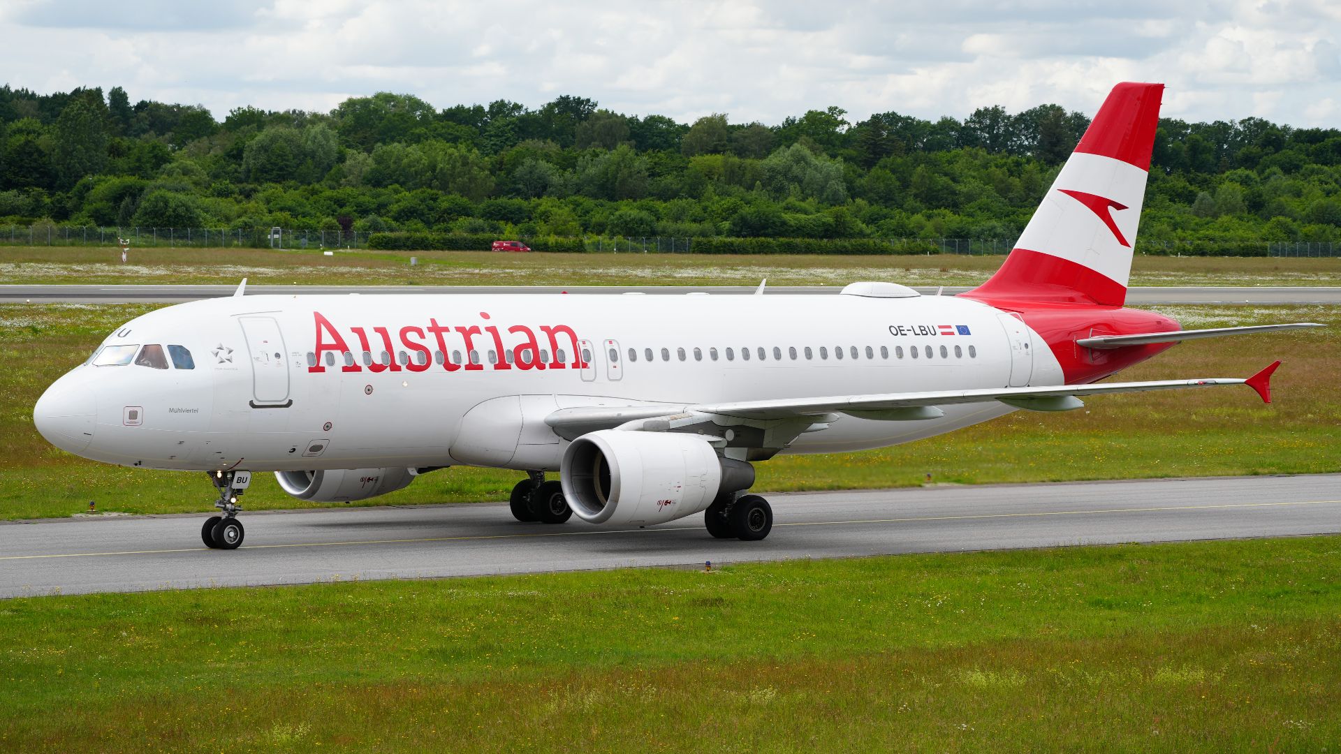 File:Hamburg Airport Austrian Airlines Airbus A320-214 OE-LBU (DSC04436).jpg