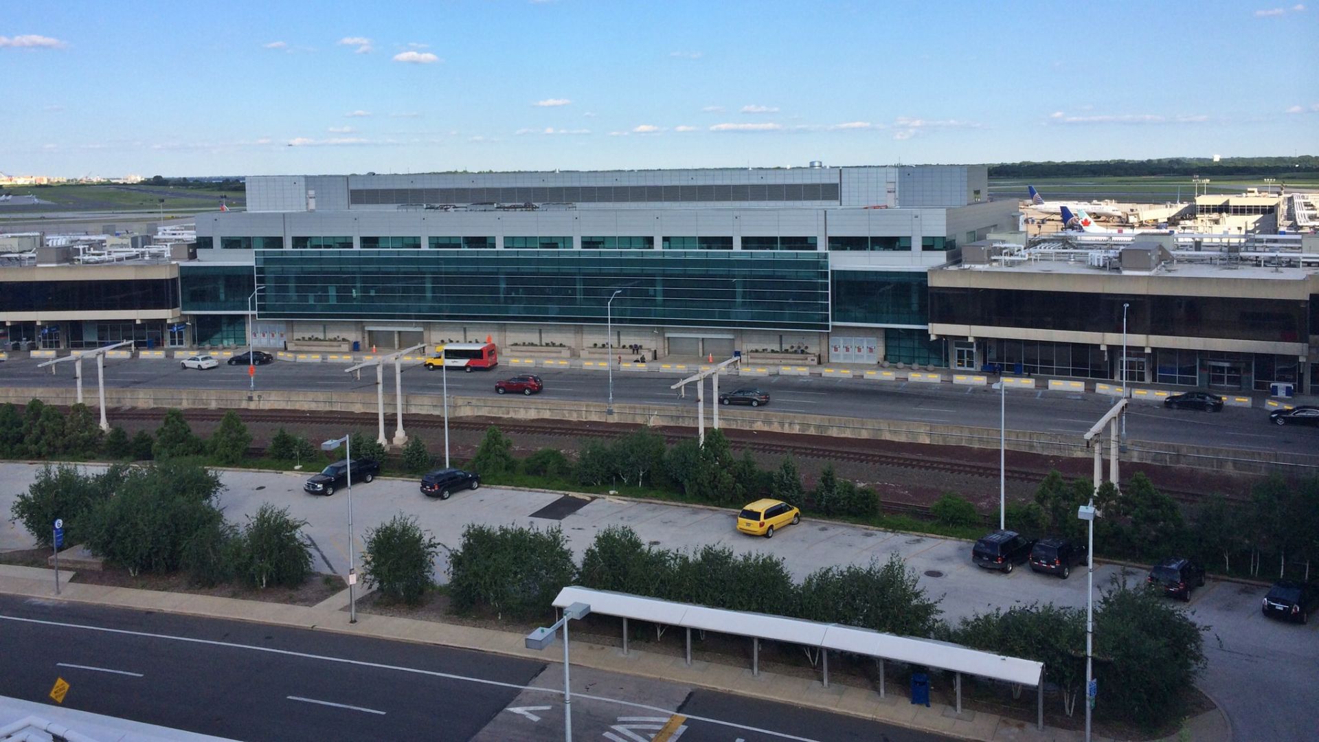 File:PHL Terminal D-E.jpg