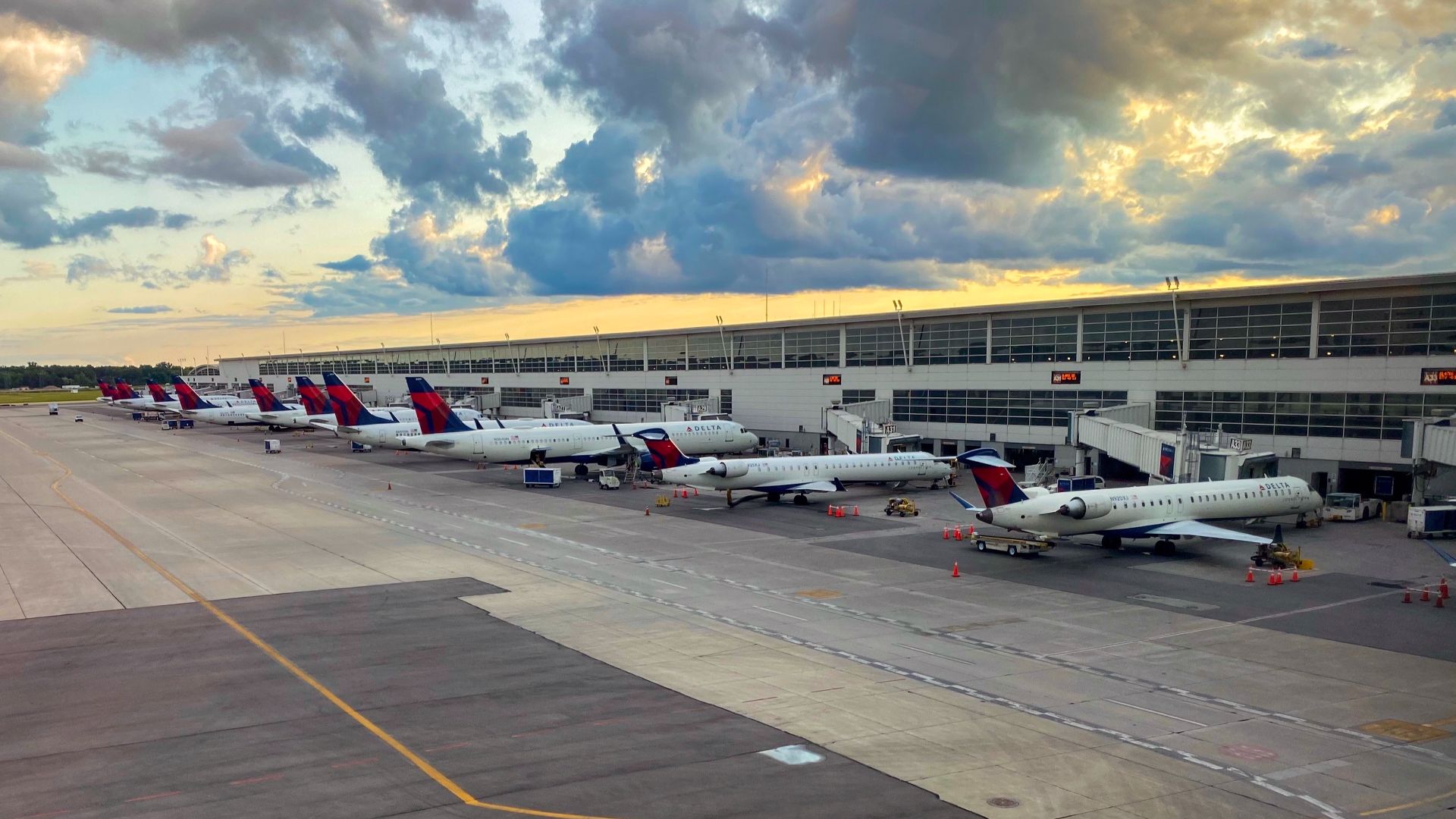File:DTW McNamara Terminal South Ramp.jpg