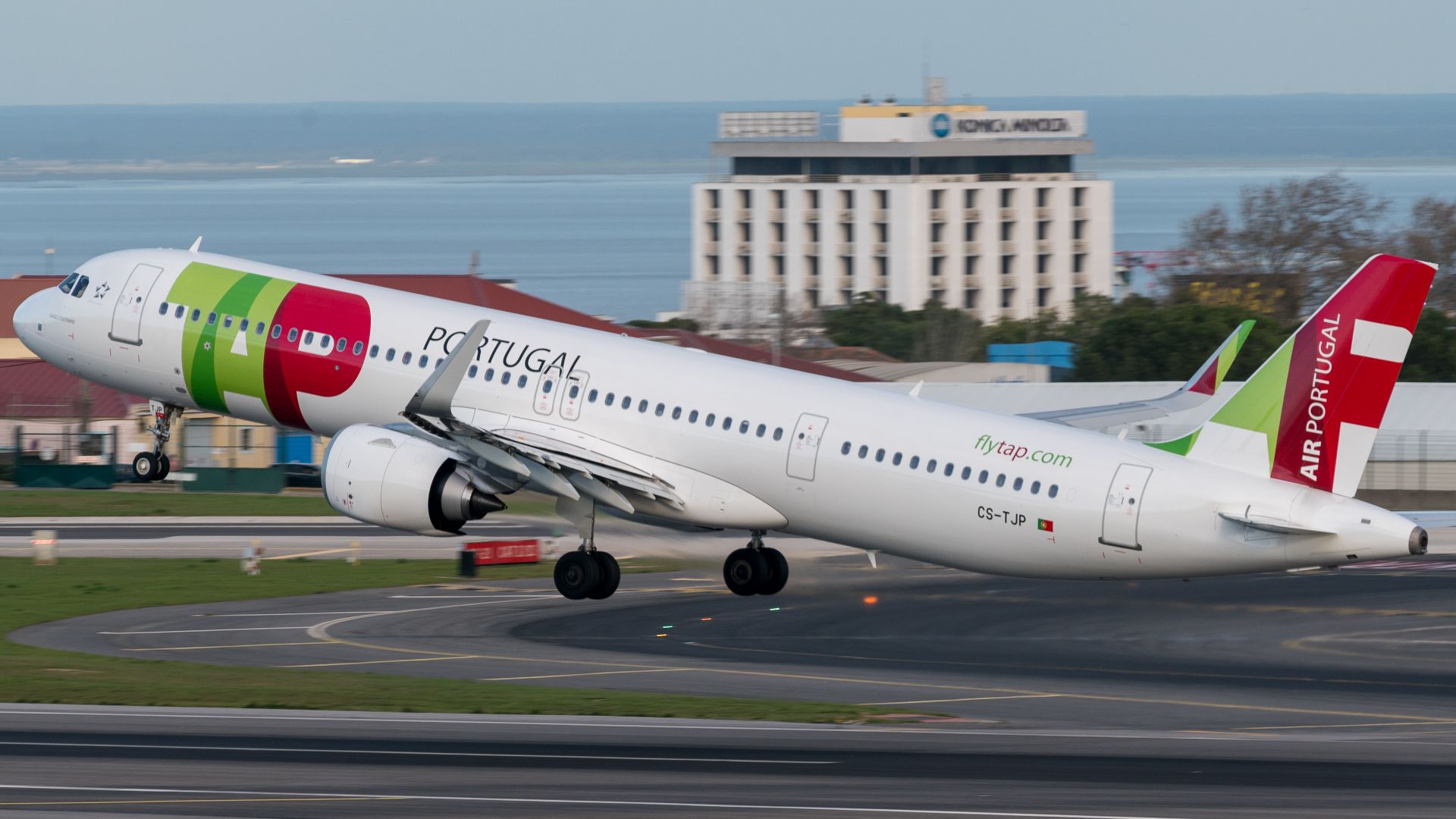File:TAP Air Portugal Airbus A321neo CS-TJP (53926916135).jpg