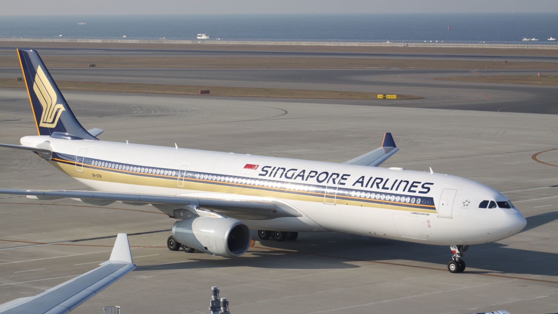 File:9V-STN Airbus A330 Singapore Airlines (7583197630).jpg