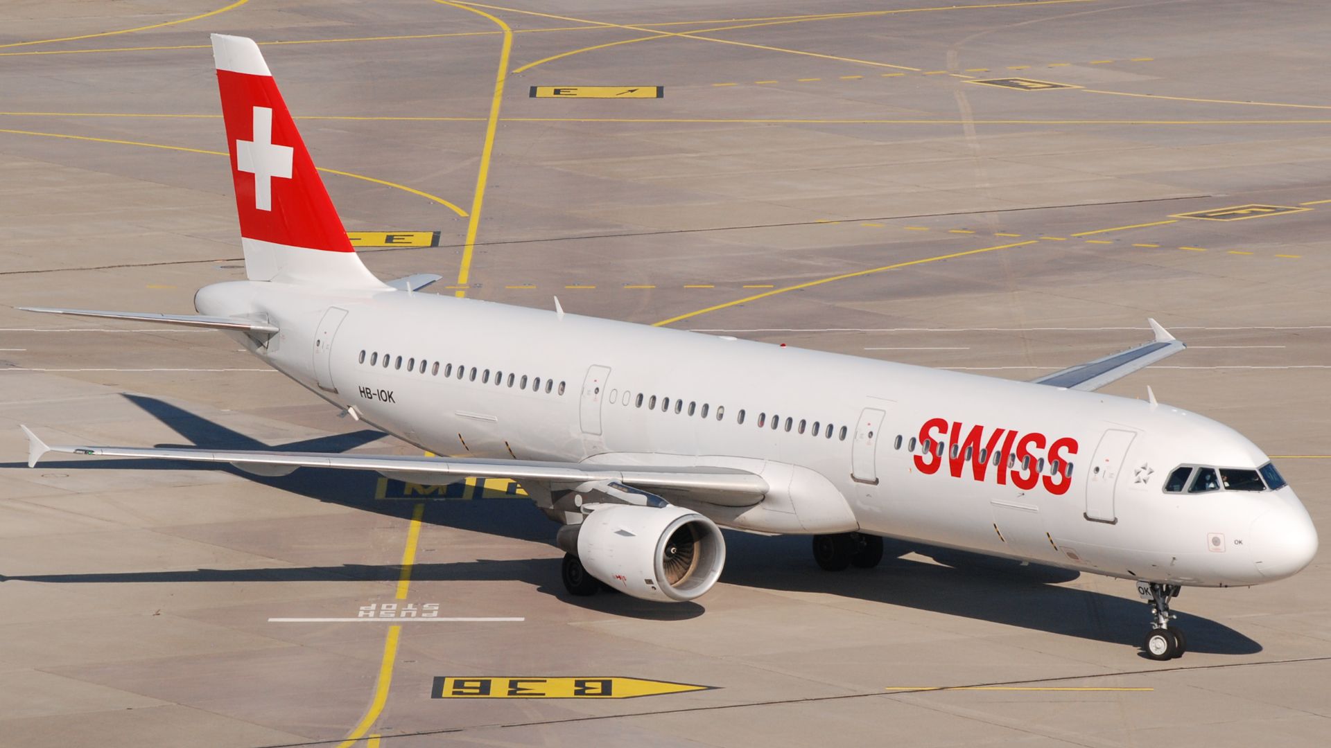 File:18 Airbus A320 HB-IOK of Swiss International Air Lines at ZRH.jpg