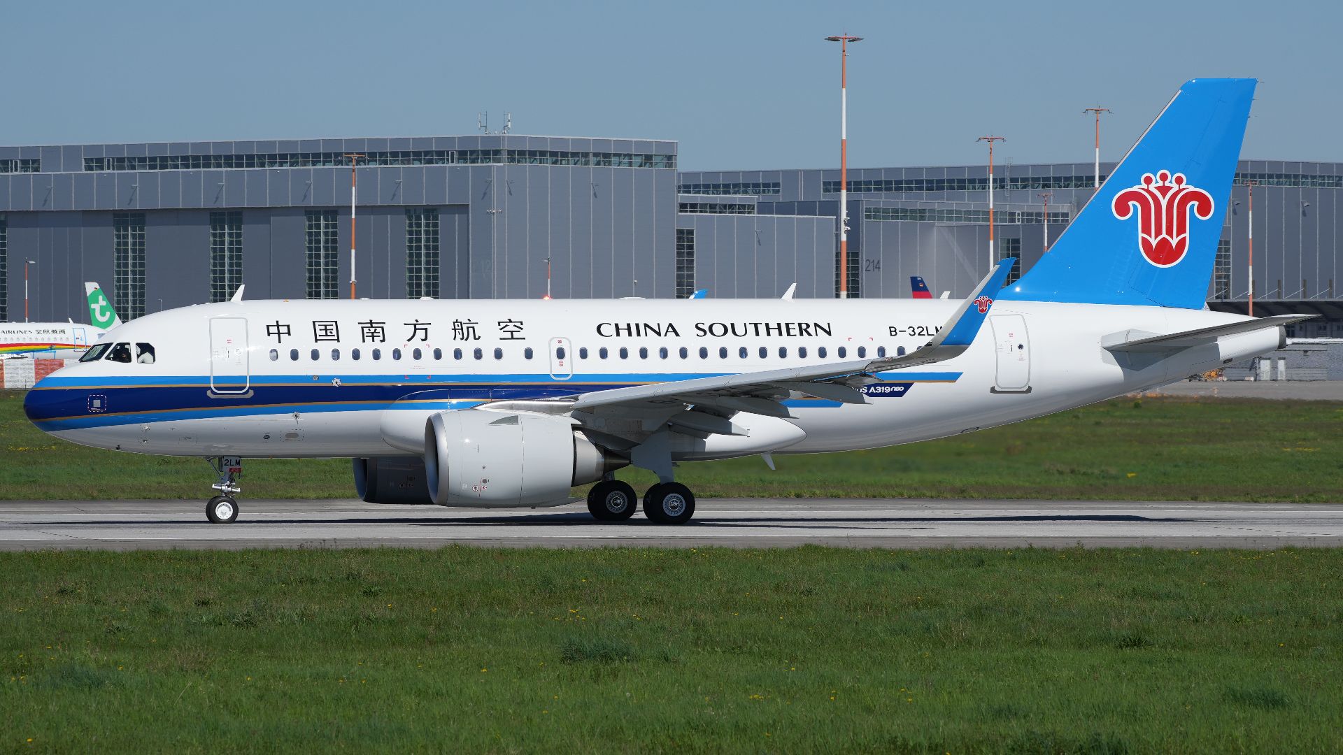 File:Hamburg-Finkenwerder Airport China Southern Airlines Airbus A319-153N B-32LM (DSC09609).jpg