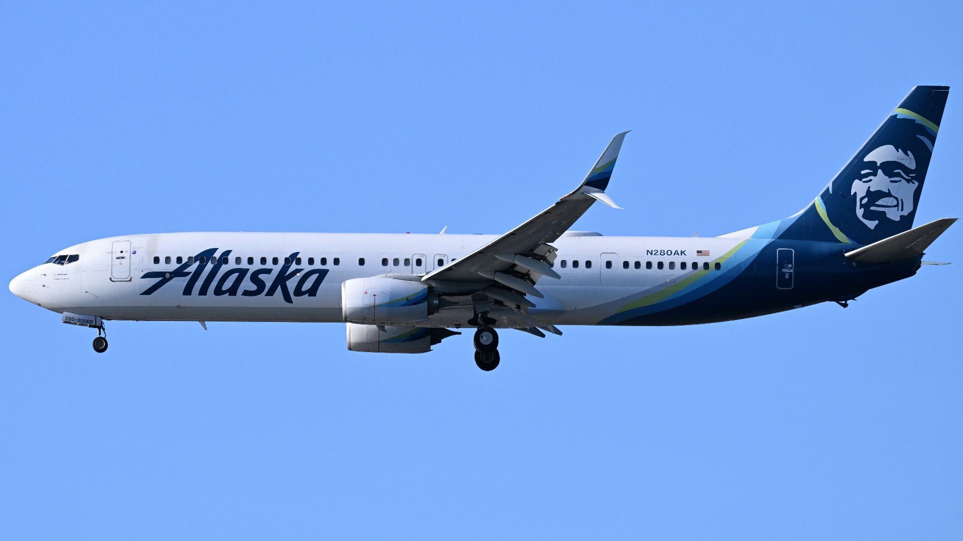 File:Alaska Boeing 737-900ER N280AK on final approach to Boston April 2025.jpg