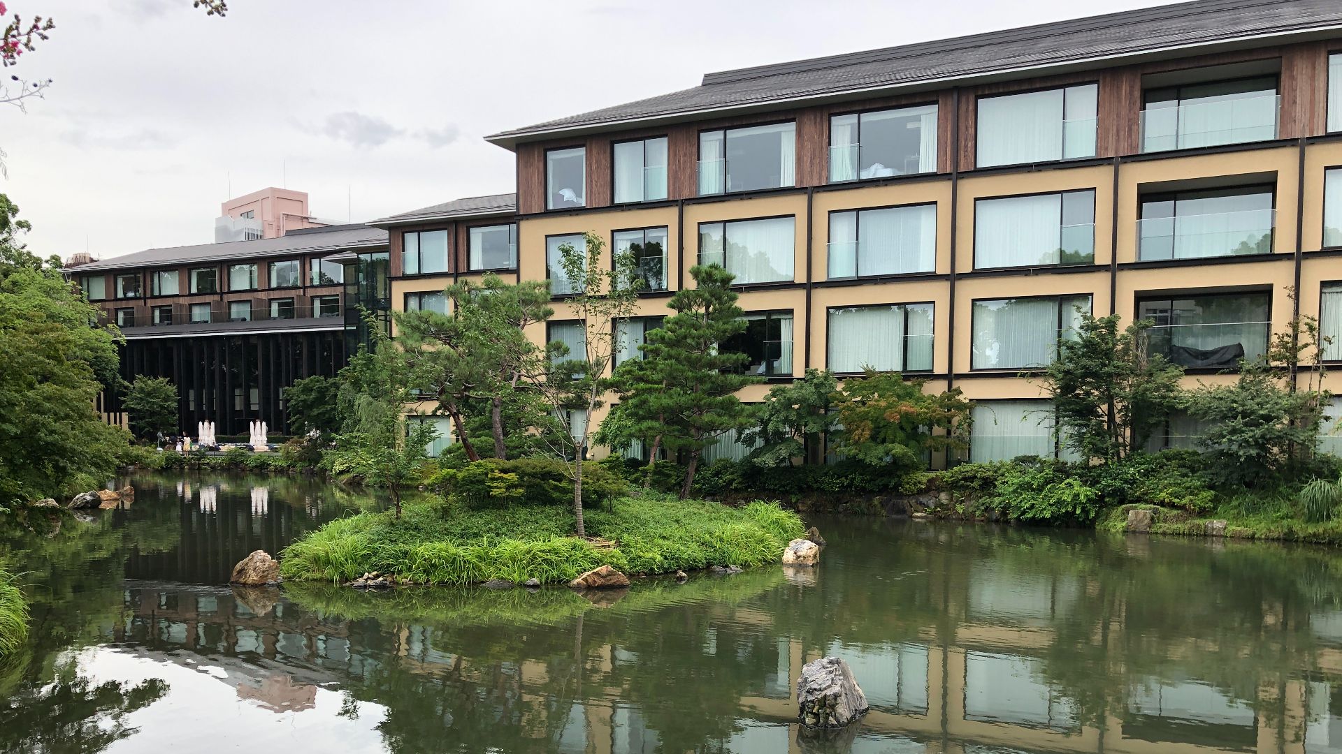 File:Four Seasons Hotel pond.jpg