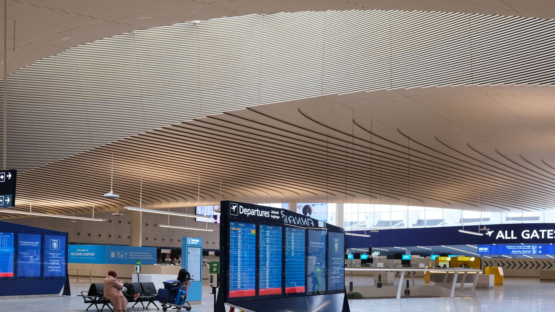File:Helsinki airport departure hall 2.jpg