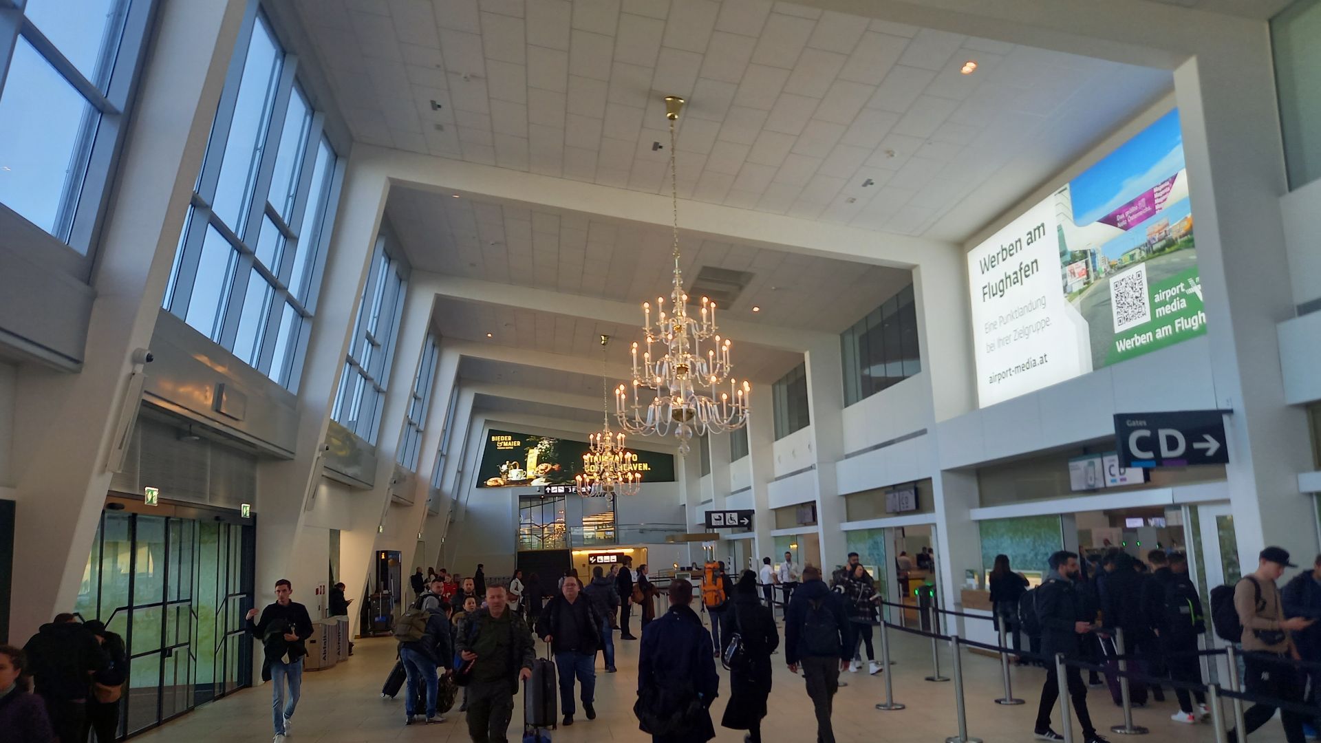 File:Zentrale Sicherheitskontrollstelle für C und D Gates am Flughafen Wien (ehemalige Terminal 2).jpg