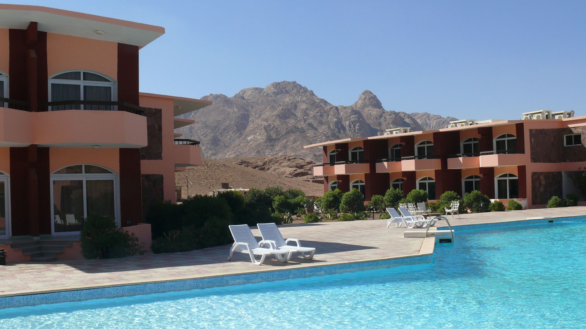 File:Sinai Hotel (9198167699).jpg
