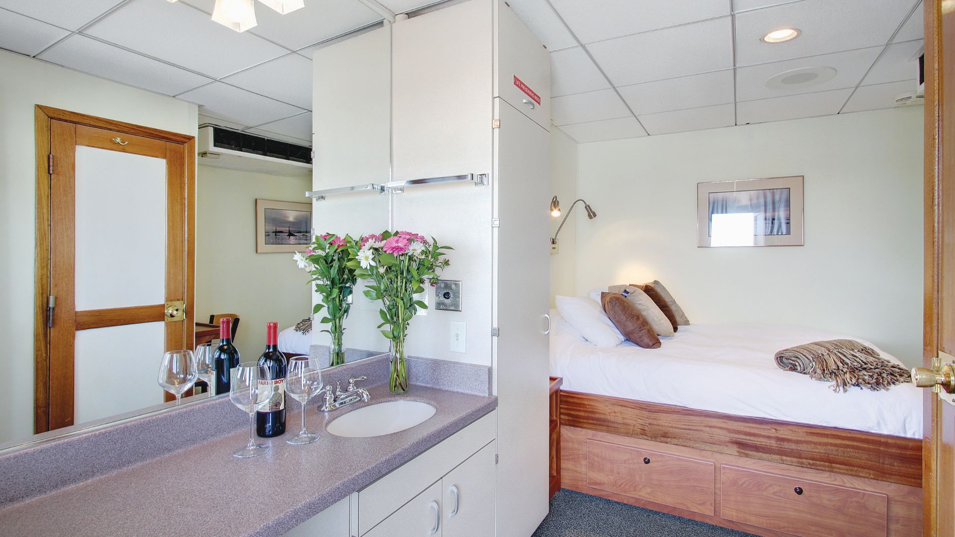 File:Wilderness Explorer - Trailblazer Cabin’ mirror.jpg