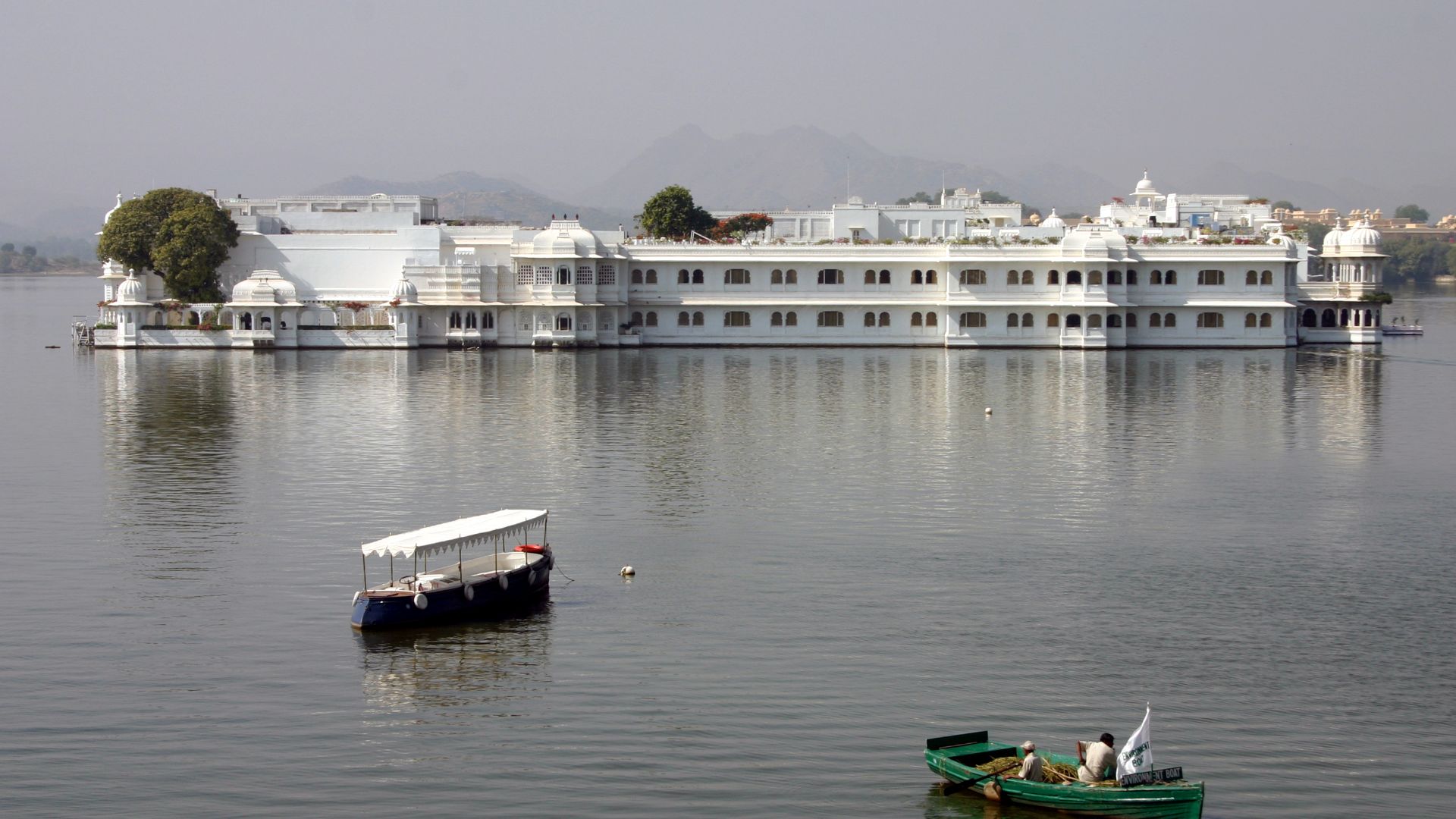 File:Udaipur Lake Palace.jpg