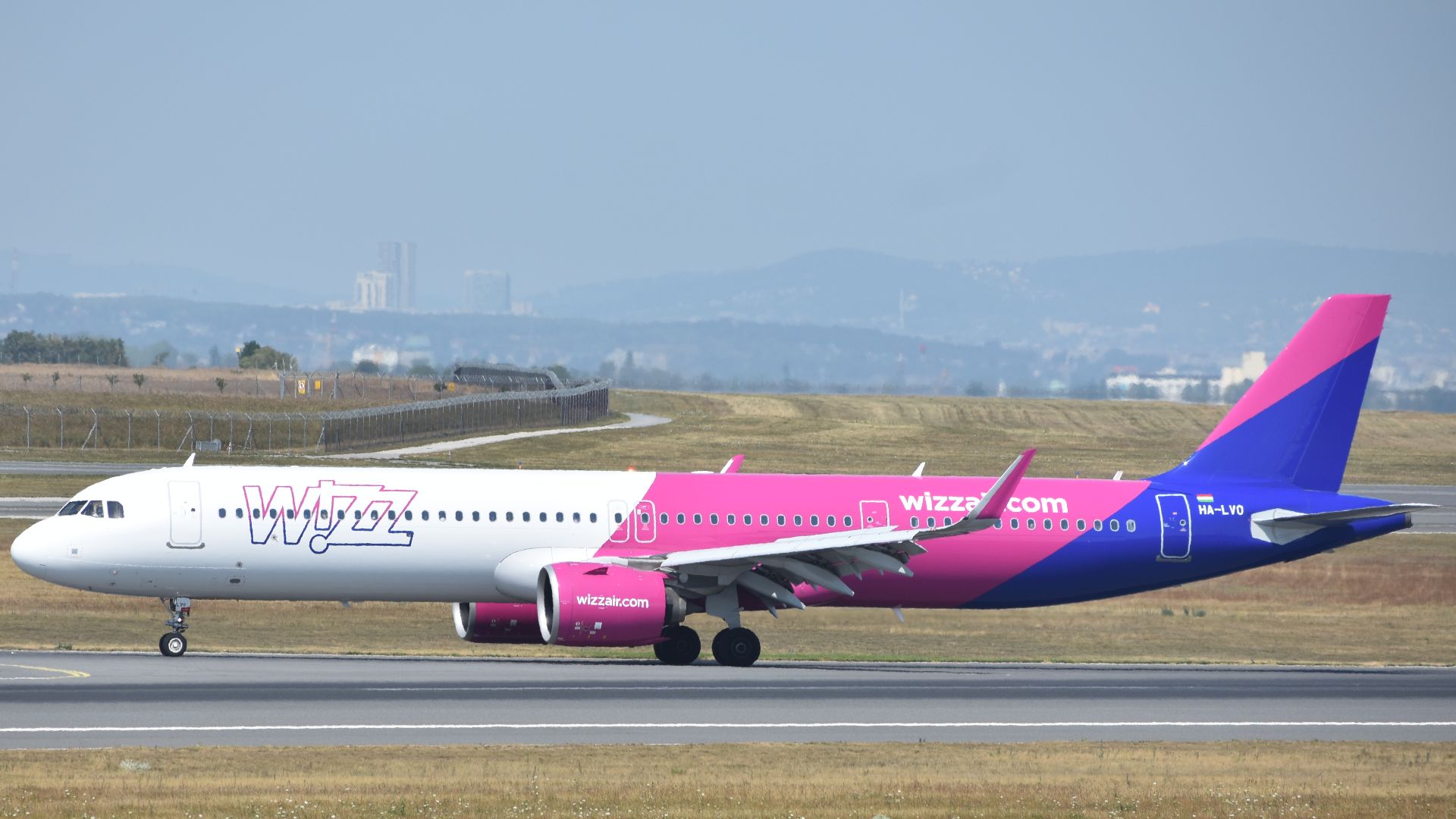 File:WizzAir HA-LVO.jpg