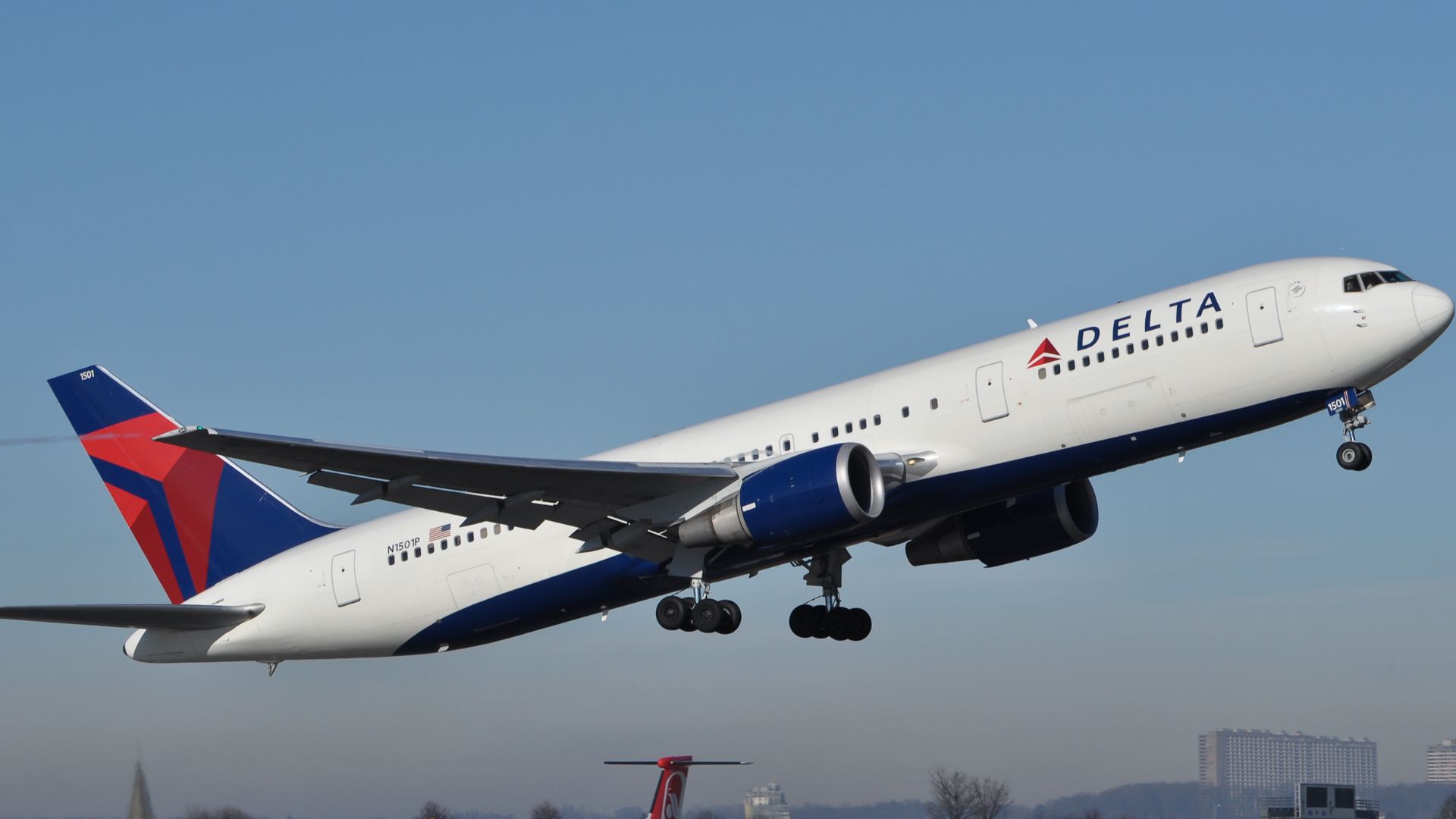 File:Delta Air Lines B767-3P6-ER N1501P EDDS 2011.jpg