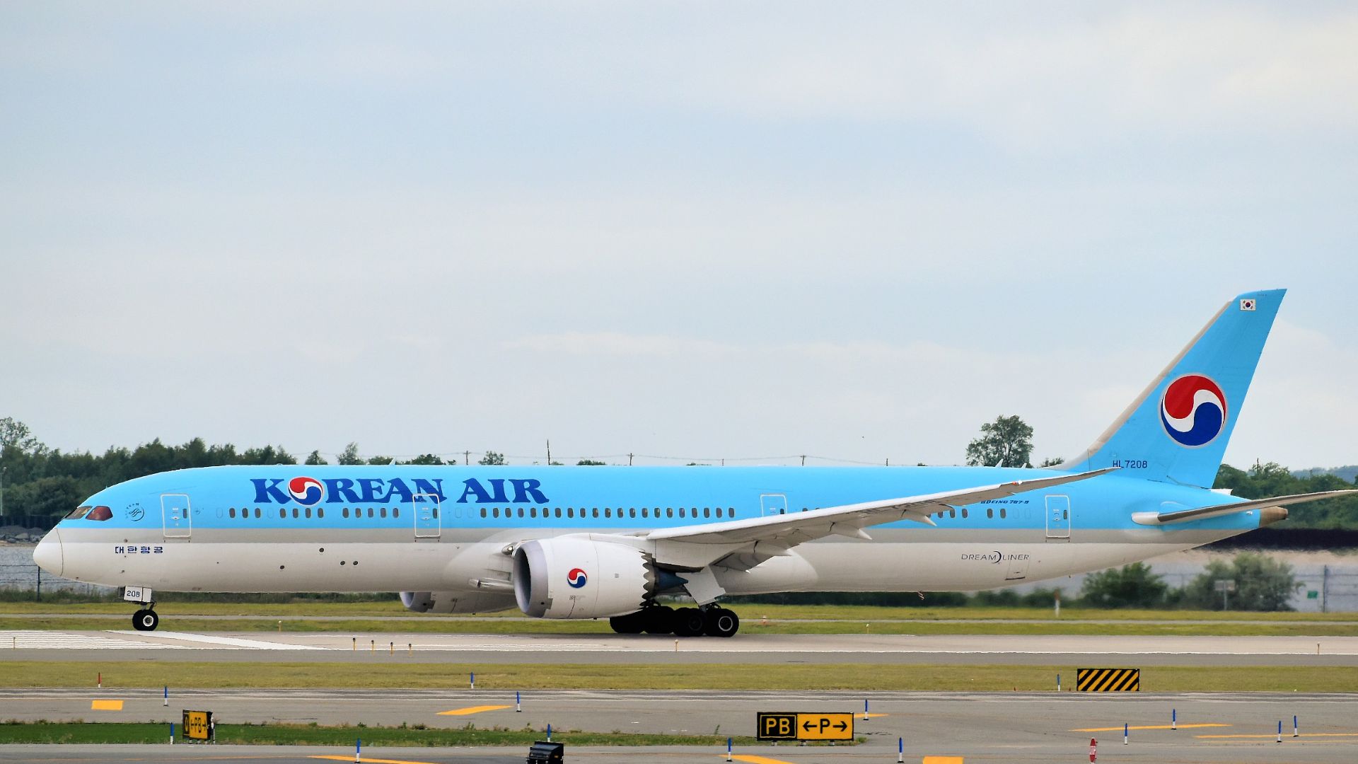 File:Korean Air Boeing 787-9 Dreamliner HL7208 on takeoff roll at JFK Airport.jpg
