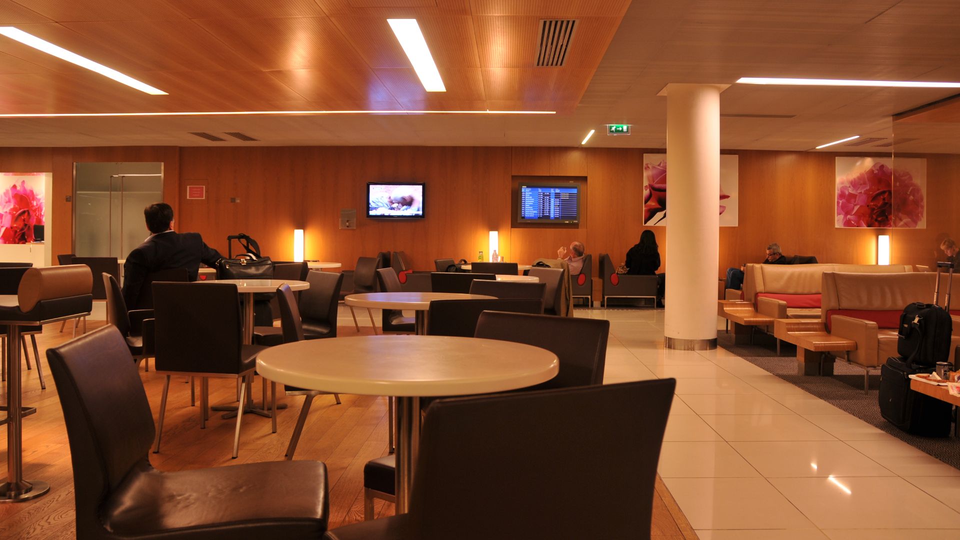 File:SalonAirFranceTerminal2E CDG.jpg