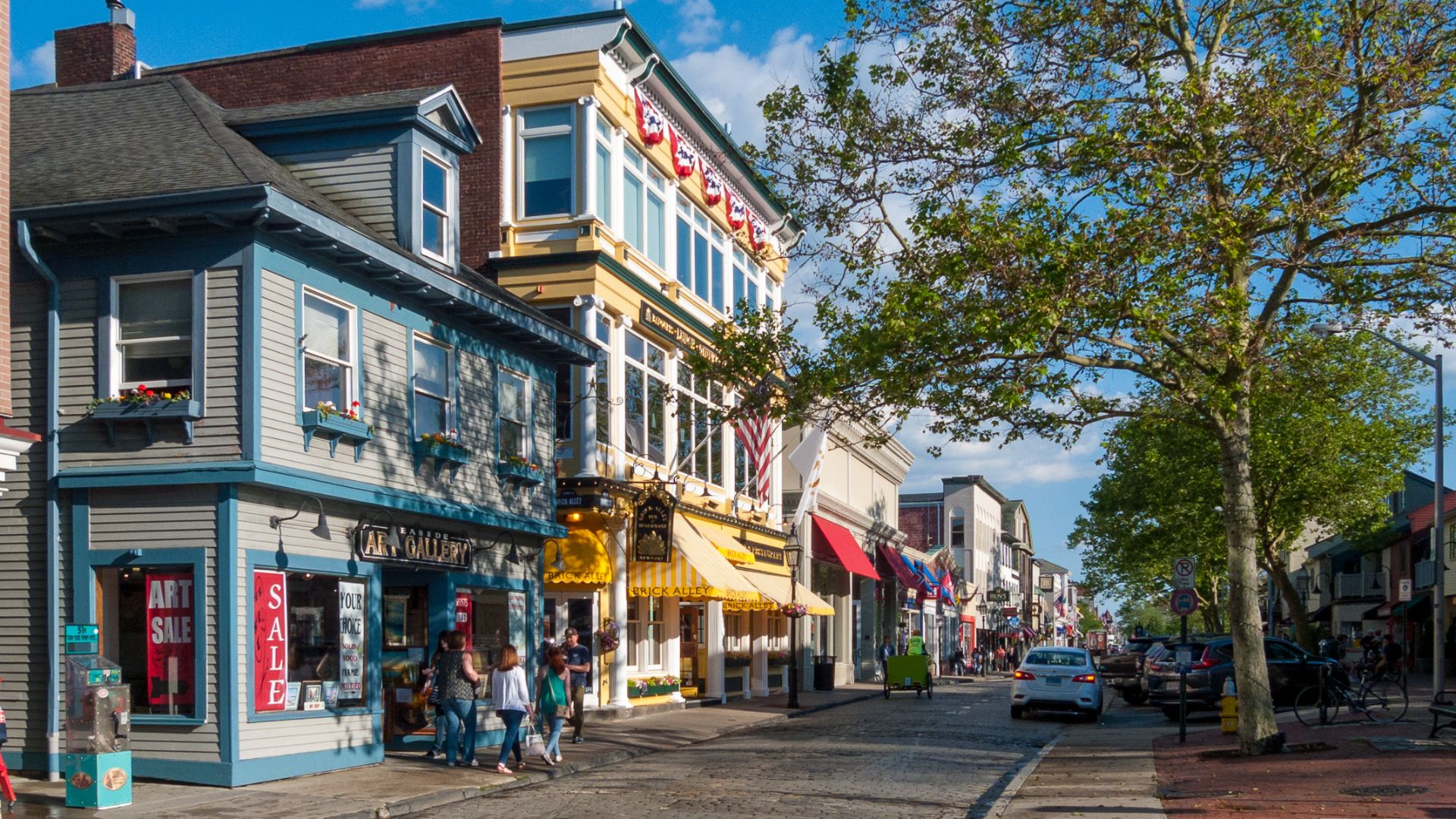 File:Shopping on Thames Street, Newport, Rhode Island.jpg