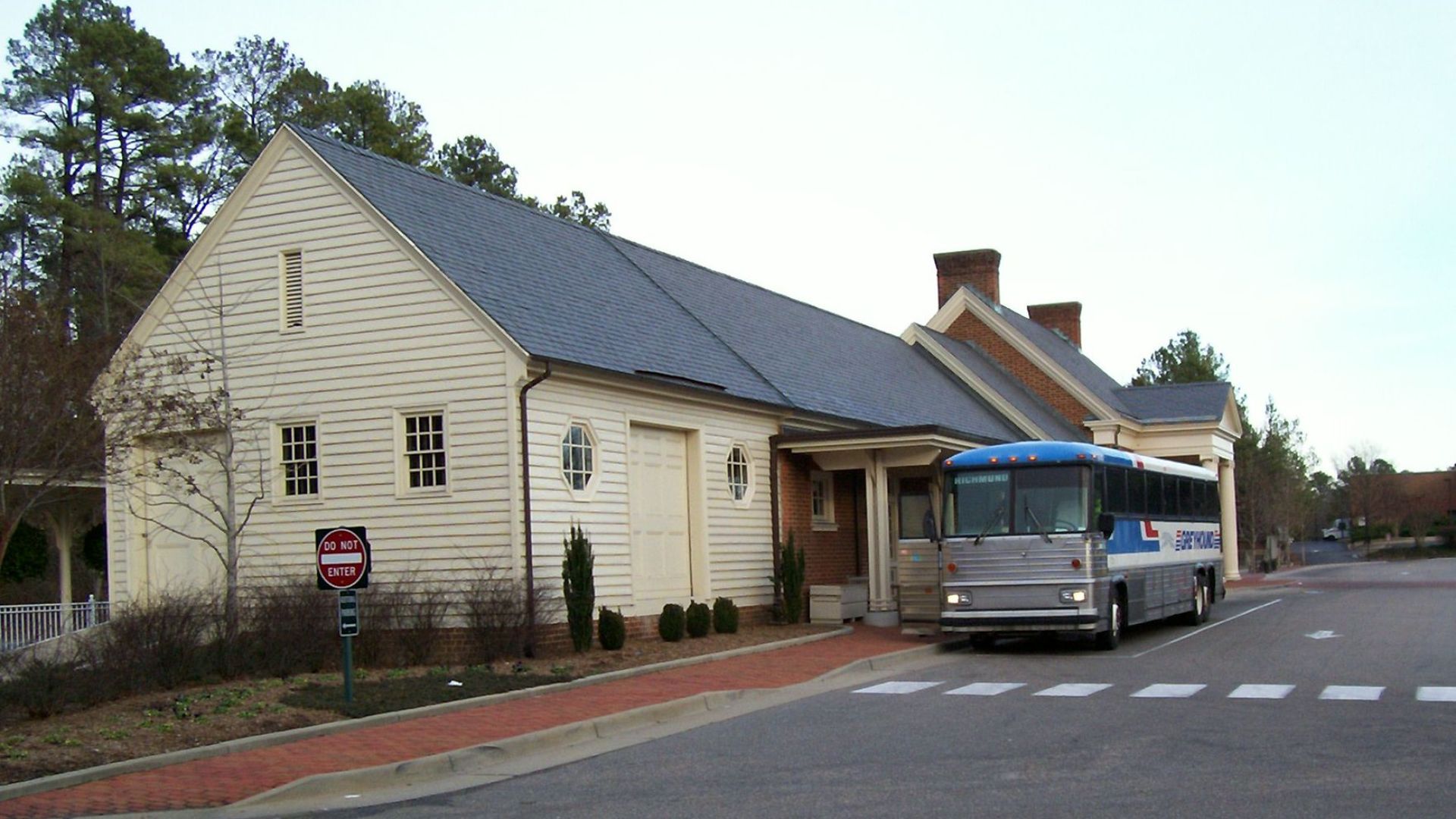 File:Greyhound motorcoach at Williamsburg Transportation Center 2-03-2008.jpg