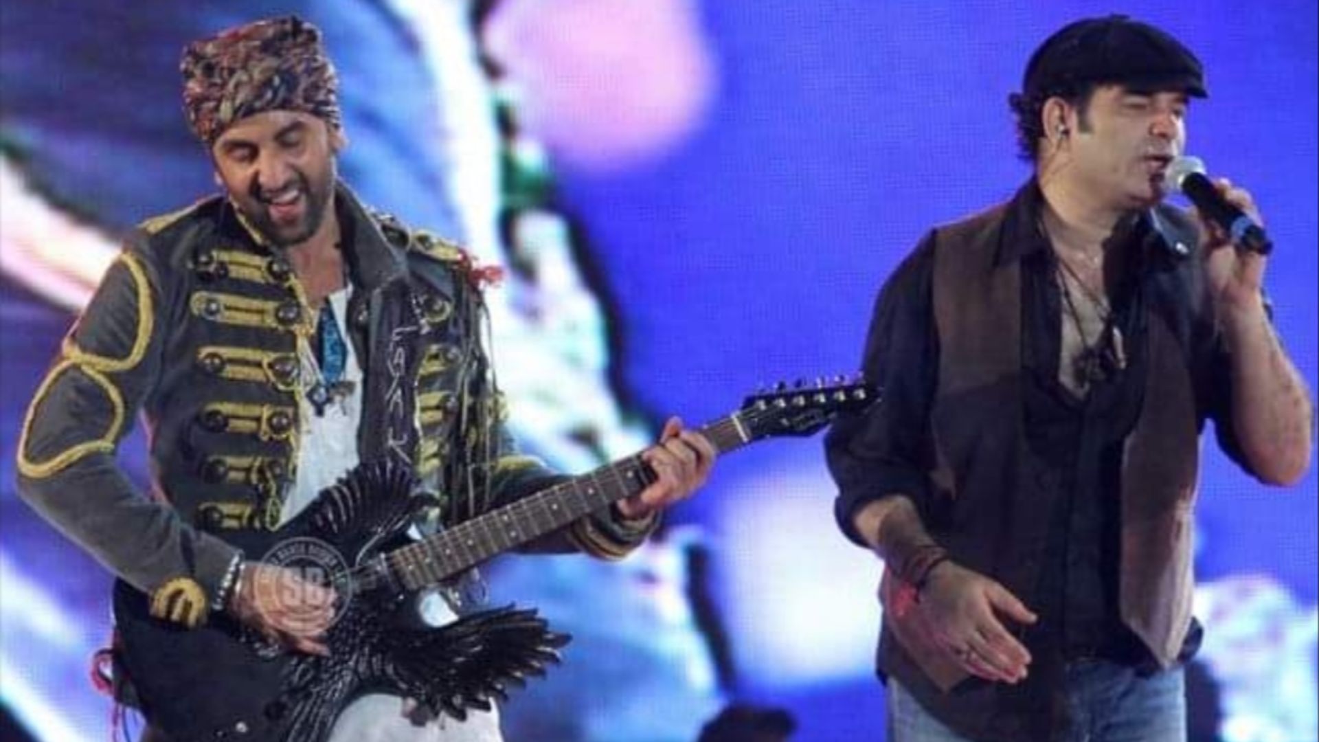 File:Mohit Chauhan and Ranbir Kapoor performing.jpg