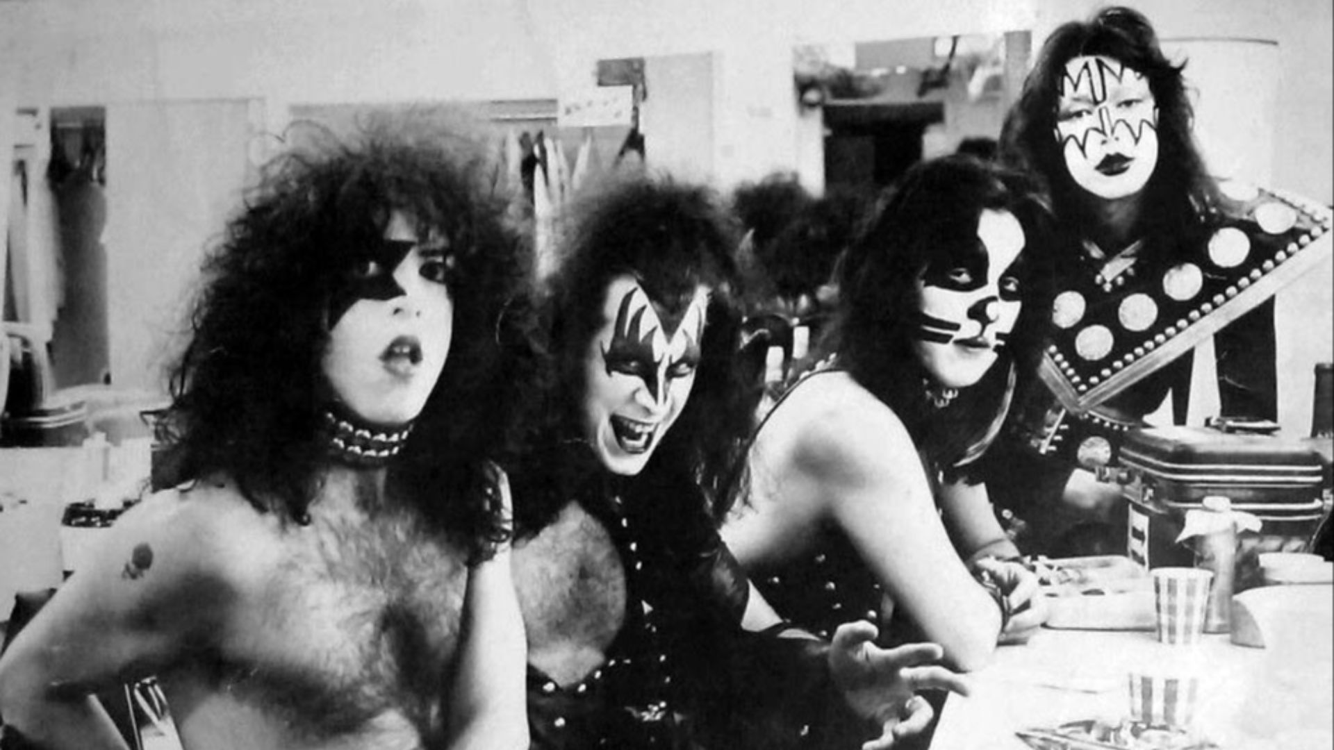 File:Kiss at backstage (1975).jpg