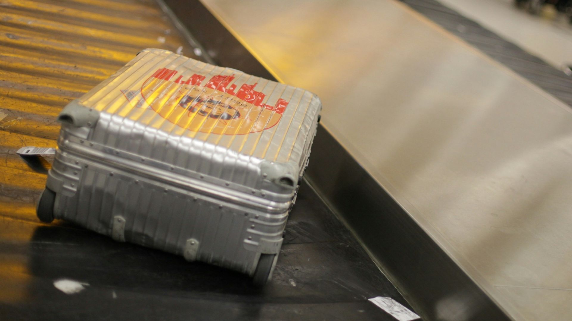 gray hardside luggage