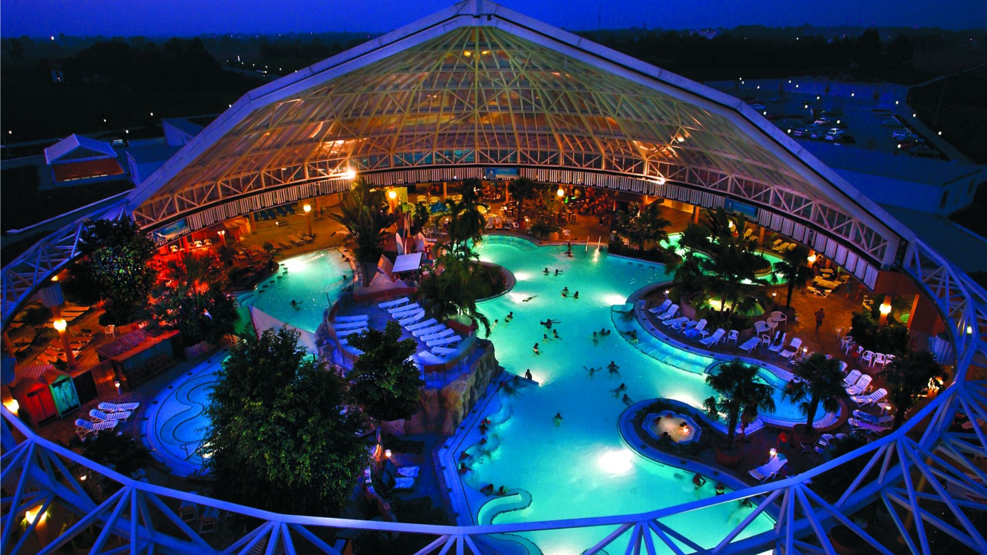 File:02 TWE Thermenparadies Außenansicht Kuppel offen.jpg