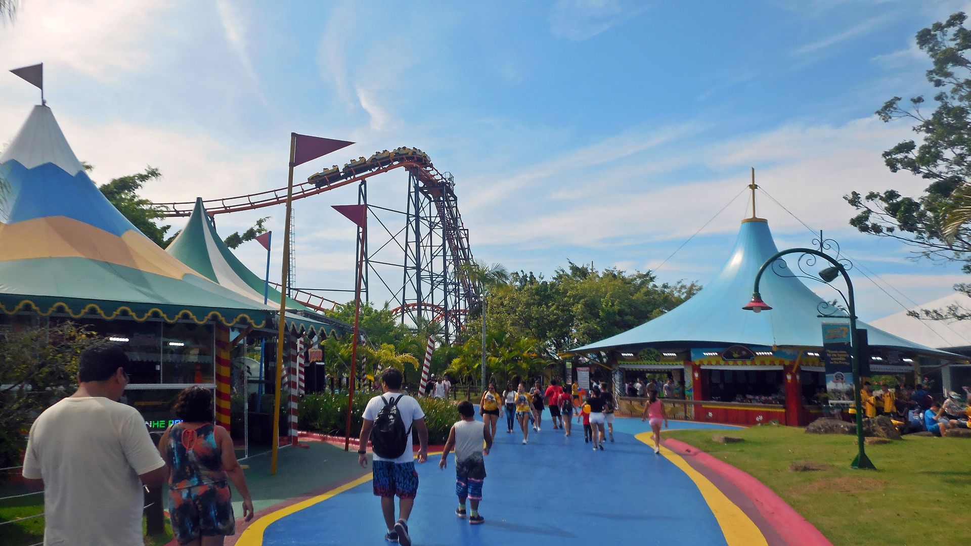 File:Interior do Beto Carrero World com a Star Mountain ao fundo, Penha SC.JPG