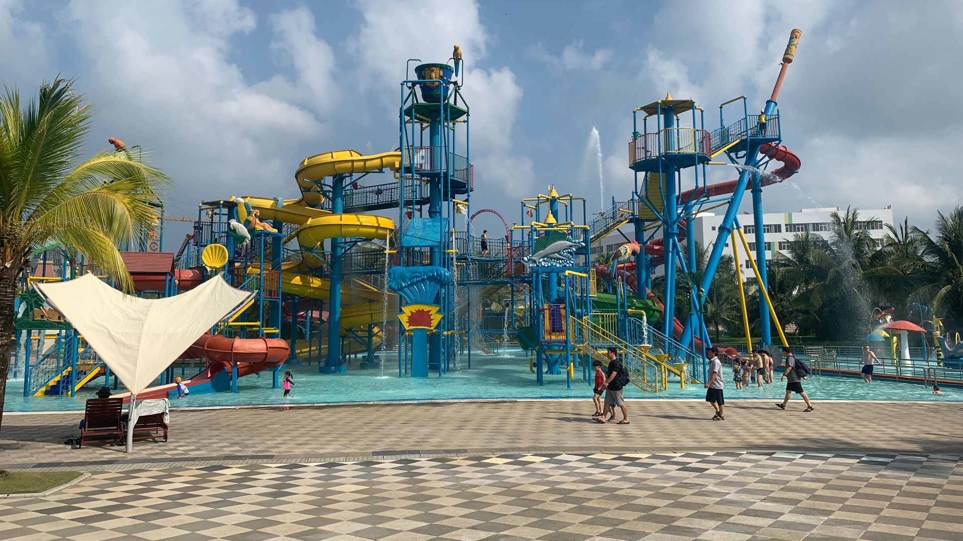 File:Vinpearl Phu Quoc (49358097502).jpg