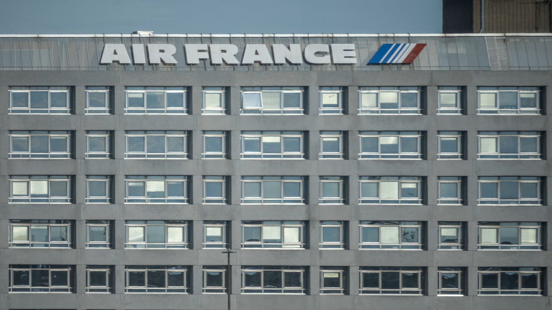 File:Paris-Charles de Gaulle Airport, Paris.jpg