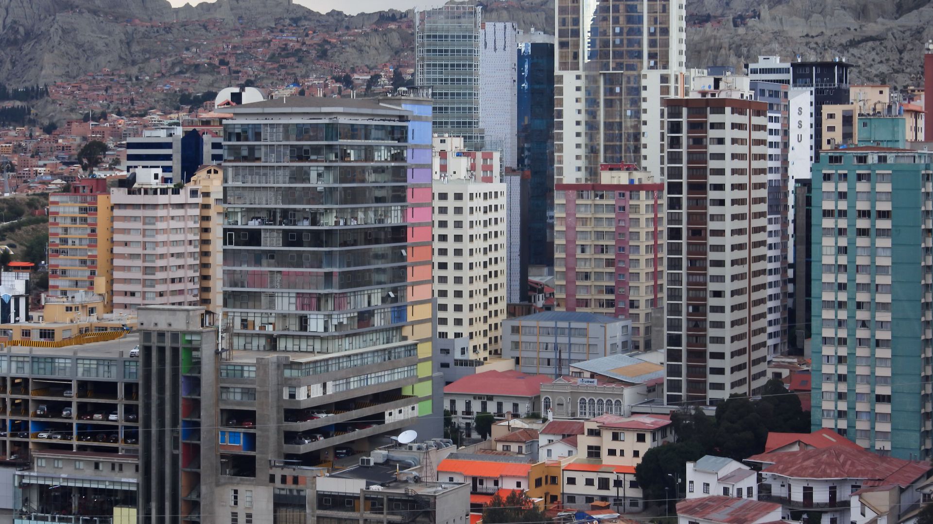 File:Centro de La Paz sobre la Avenida Arce.jpg