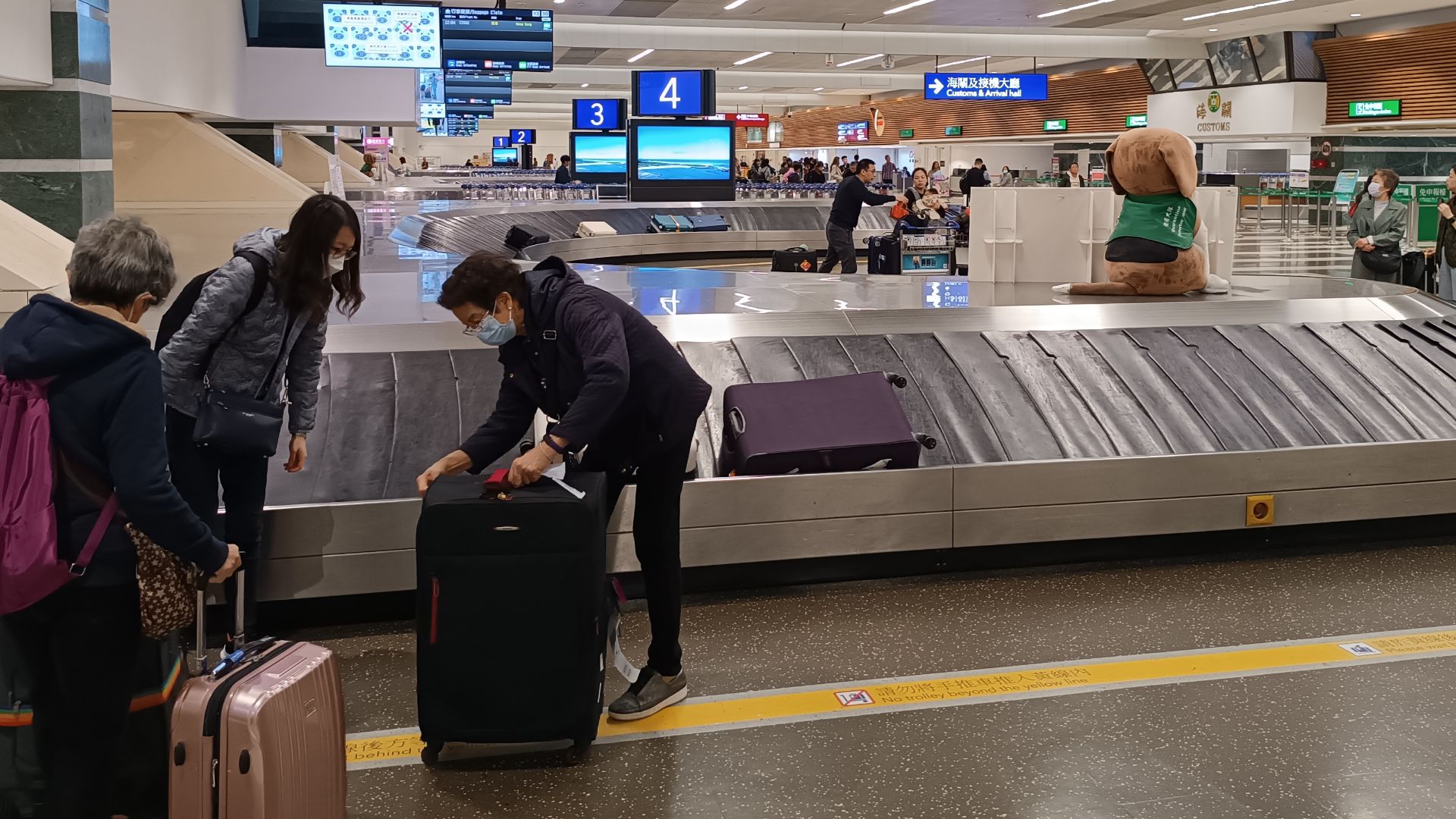 File:TW 台灣 Taiwan 台北 Taipei 臺灣桃園機場 Taoyuan Int'l Airport 入境區 Arrival hall 行李傳送帶 luggage reclaim carousels March 2024 R12S 04.jpg