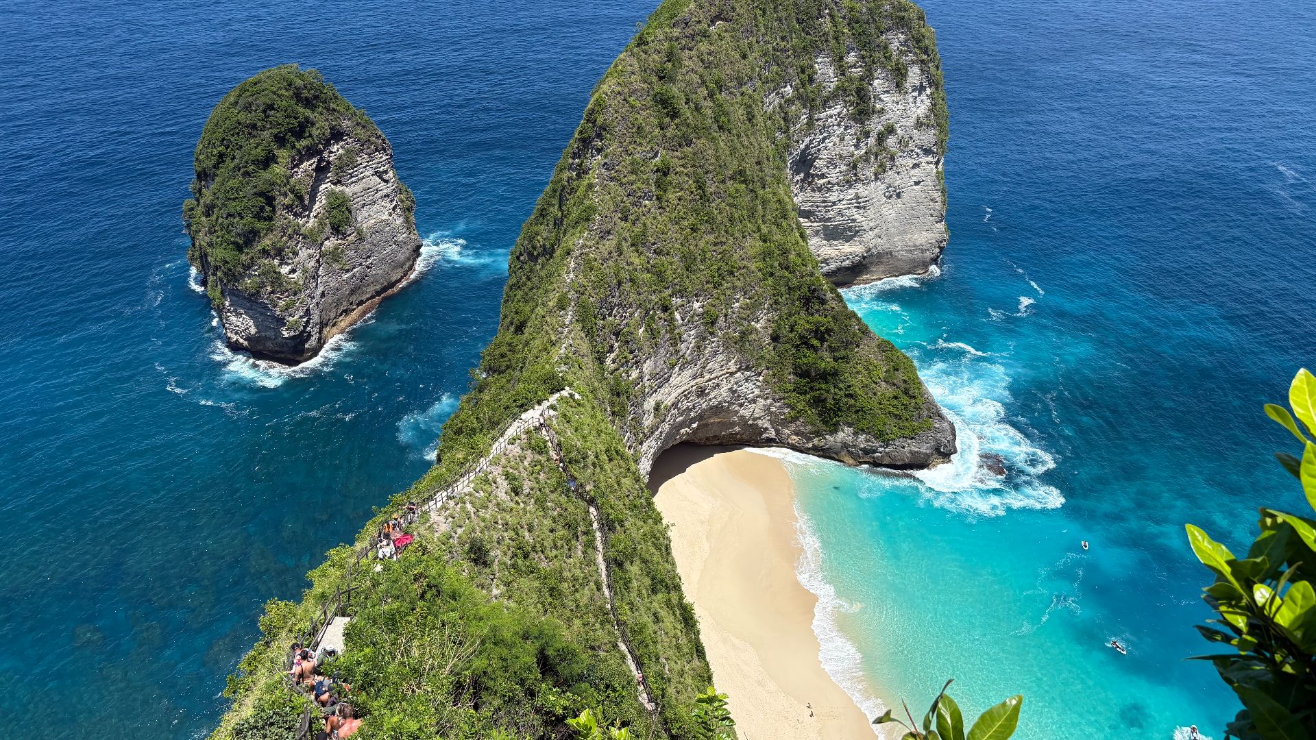 File:Kelingking Beach (T-Rex Bay) of Nusa Penida, Bali (2025) - img 09.jpg