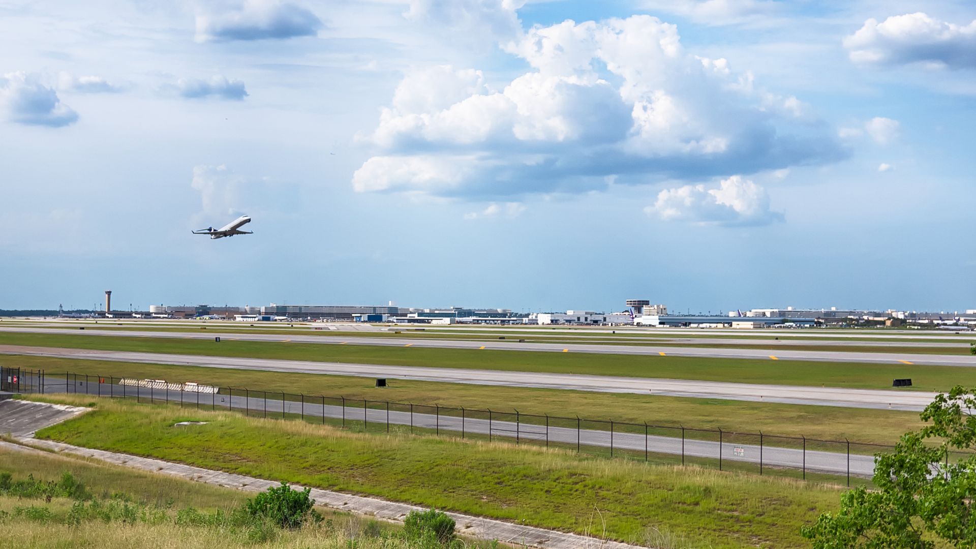 File:IAH George Bush Intercontinental Airport.jpg