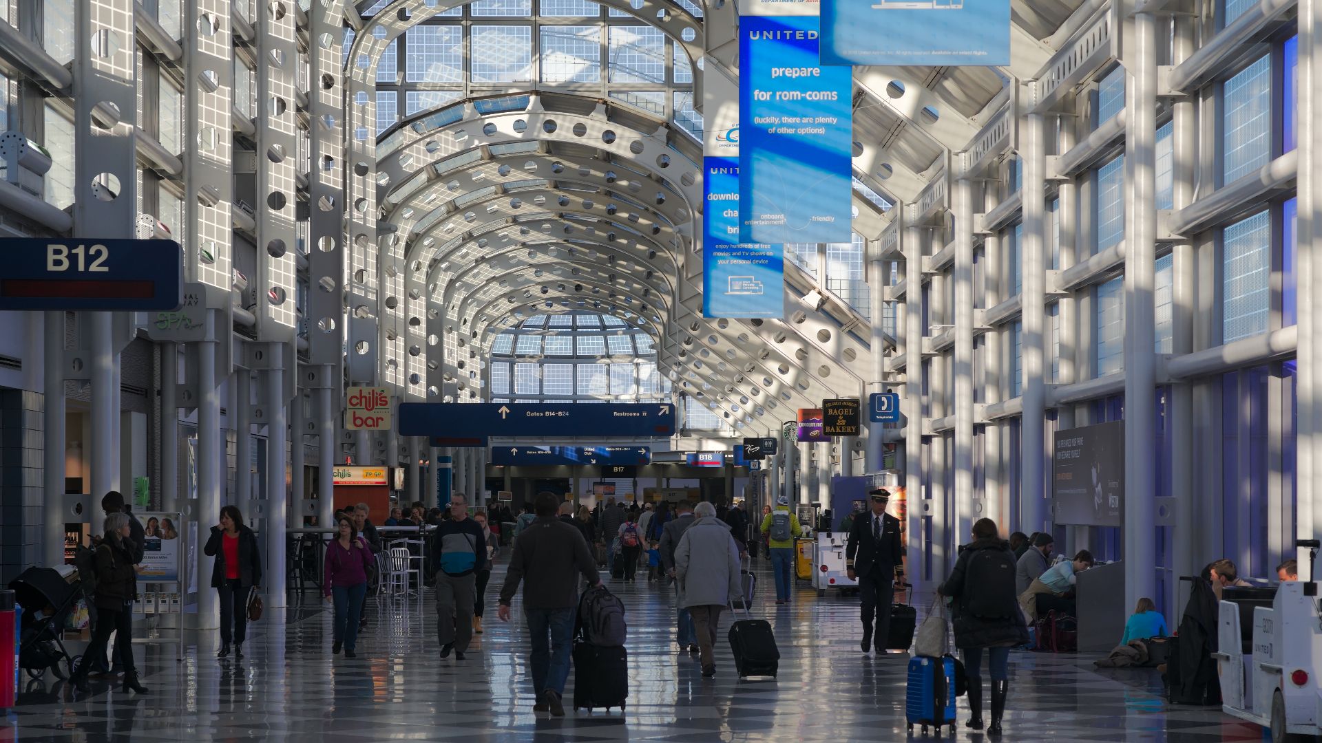 File:Concourse B, Chicago O'Hare airport.jpg