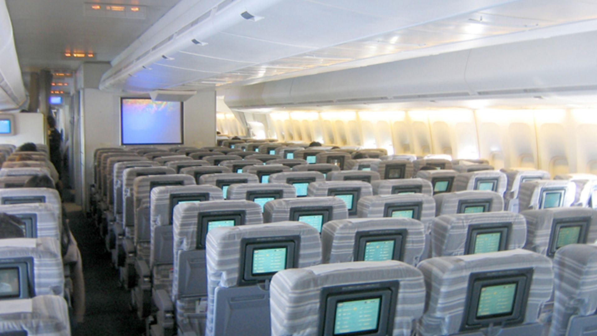 File:Japan Airlines 747-400 Economy cabin.jpg