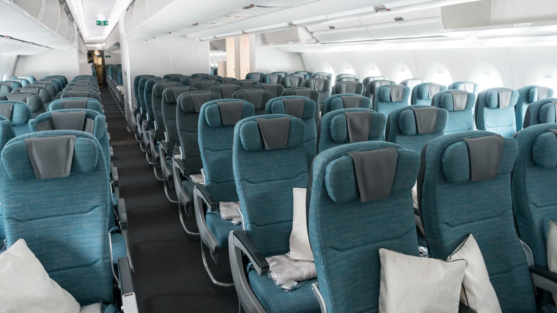 File:Cathay Pacific inaugural flight 25 March (41026292951).jpg