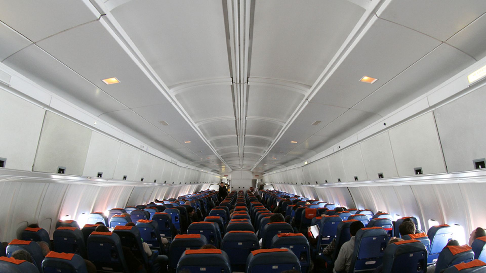 File:Economy class cabin of Aeroflot Ilyushin Il-96-300 (RA-96015).jpg