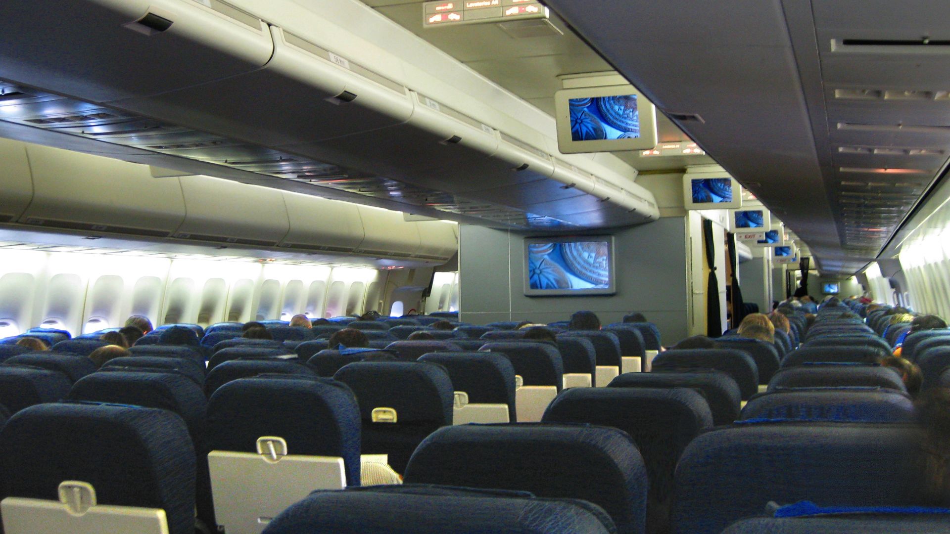 File:United Airlines B747-422 Economy cabin.jpg