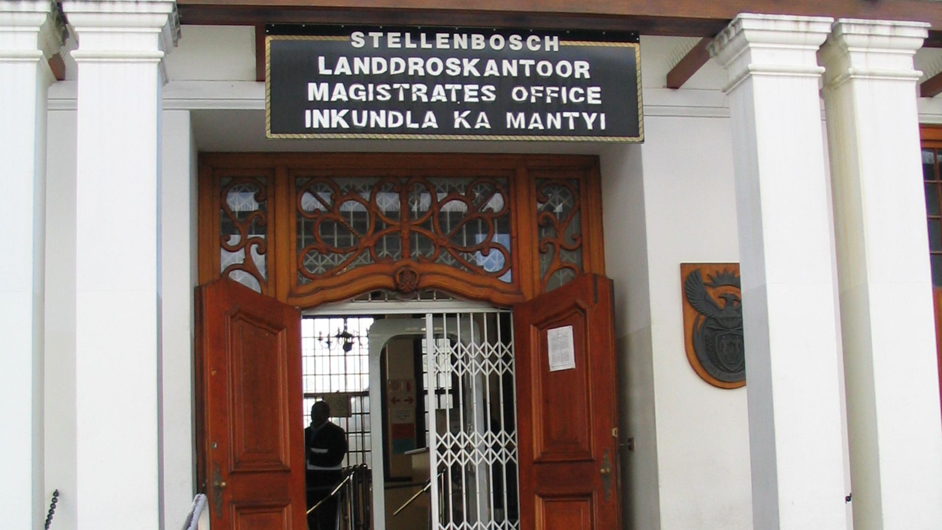 File:Stellenbosch Magistrate's Office (entrance).JPG