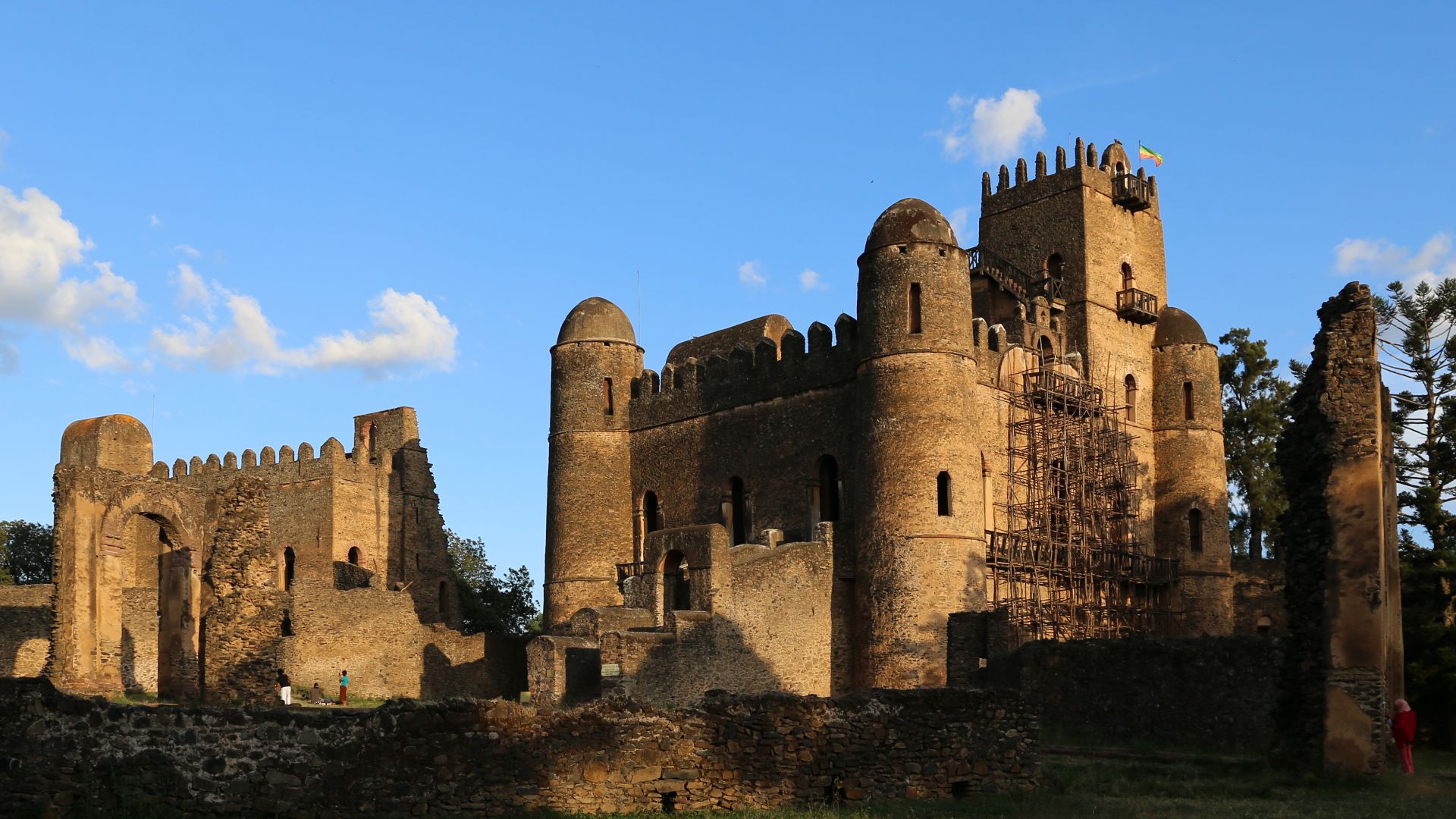 File:Gondar, cittadella, palazzo di re fasiladas 05.jpg
