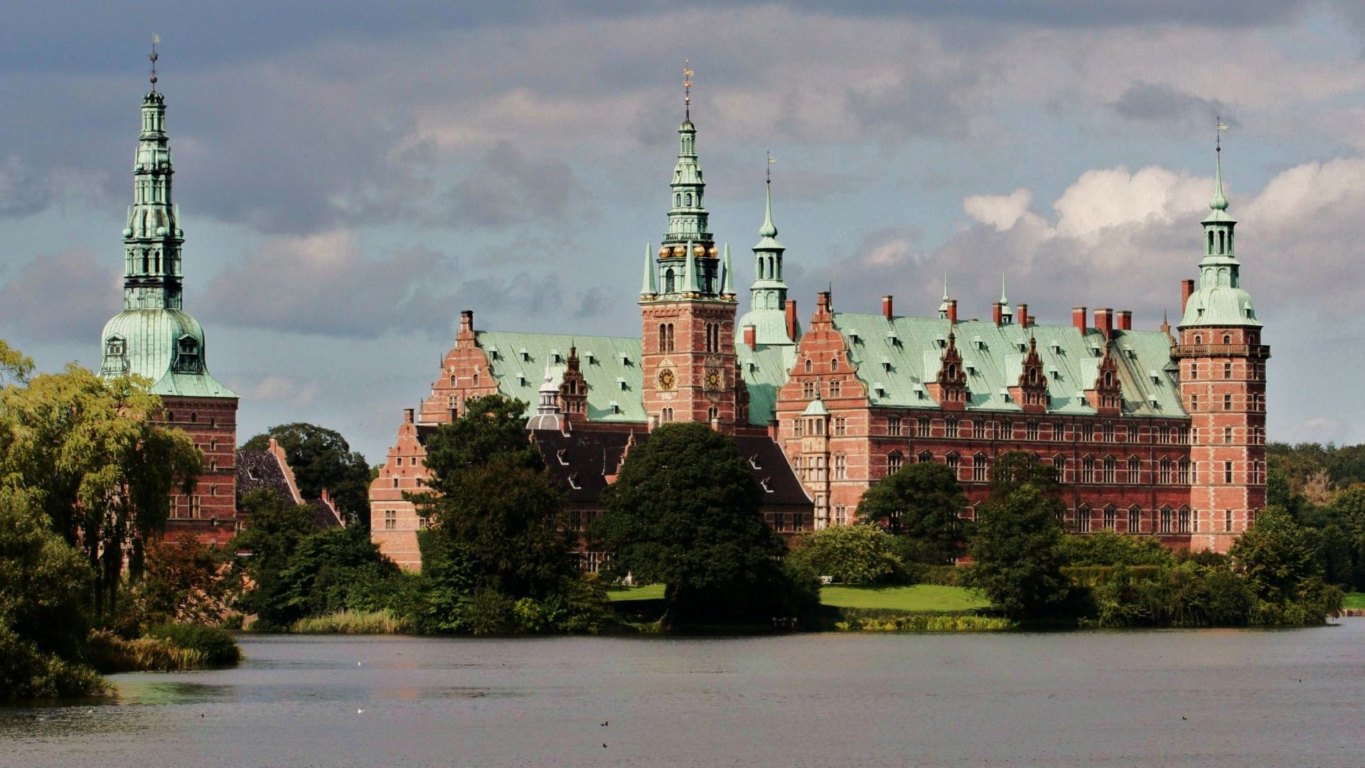 File:Frederiksborg Slot i sol.jpg
