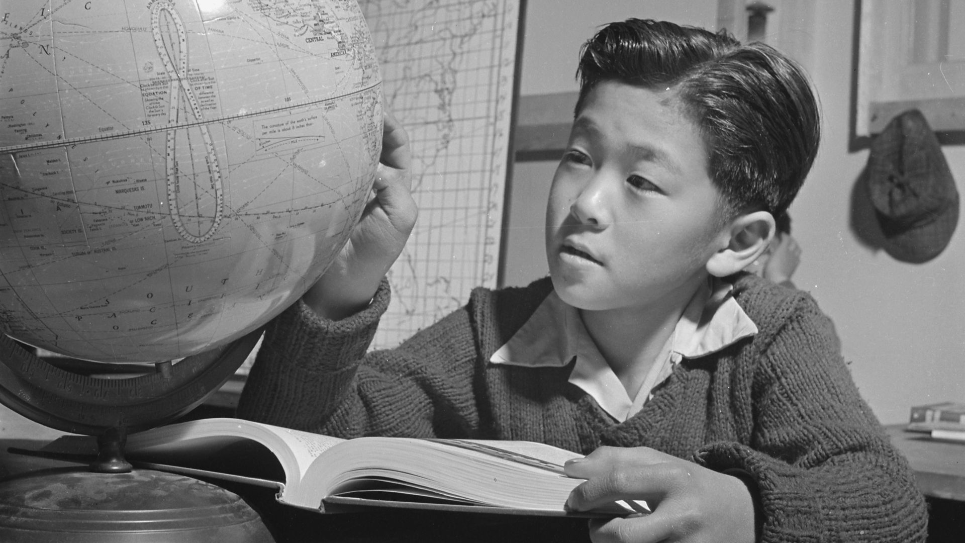 File:Topaz, Utah. A globe is used by this pupil in the high first grade, to assist in his geography lesson. - NARA - 536993.jpg