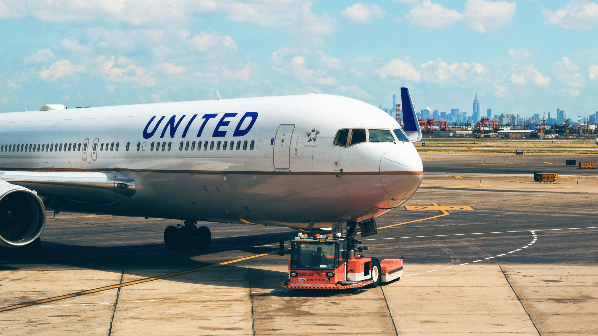 whgite United plane on park