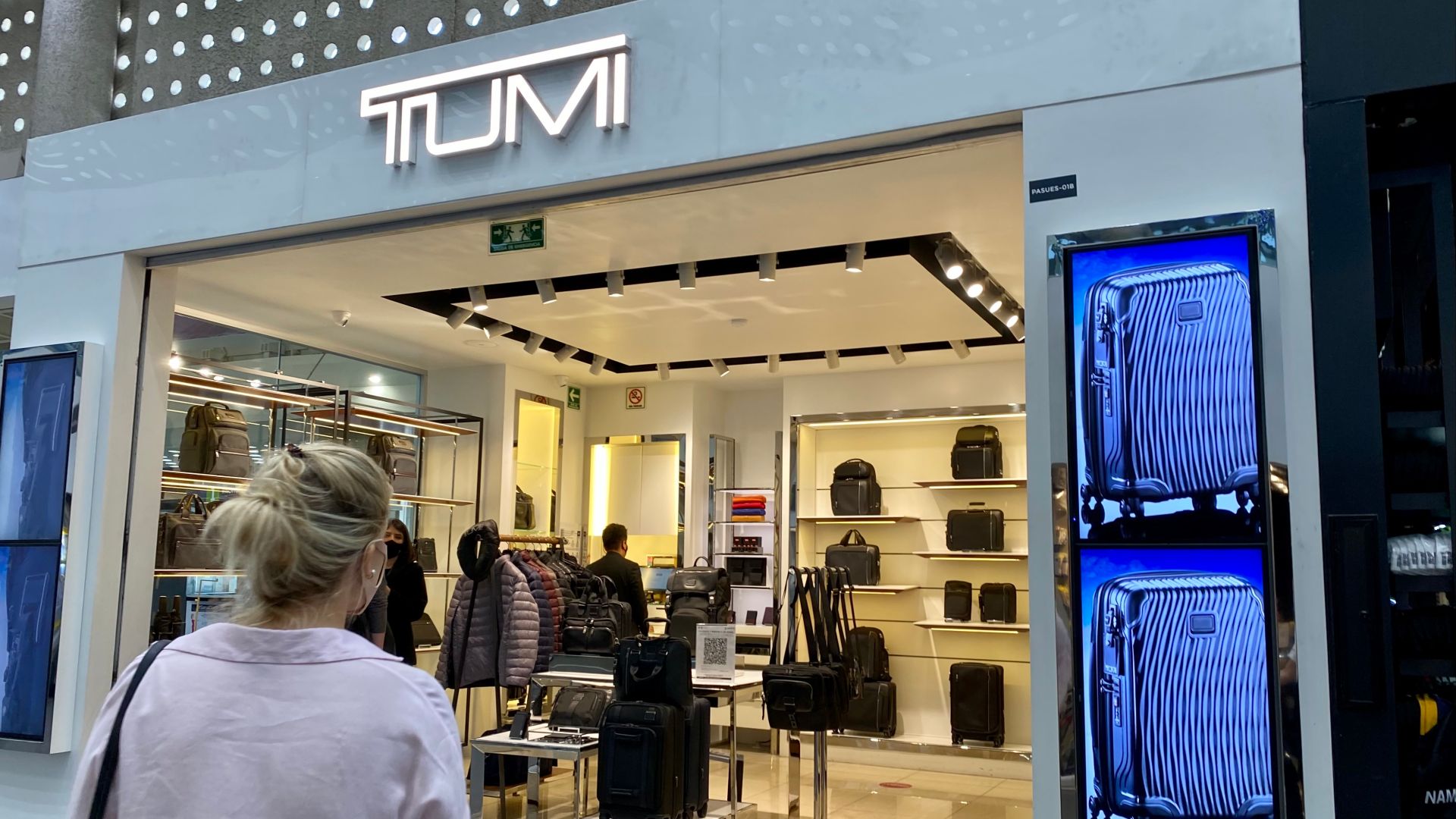 File:Mexico City International Airport Tumi 2021.jpg